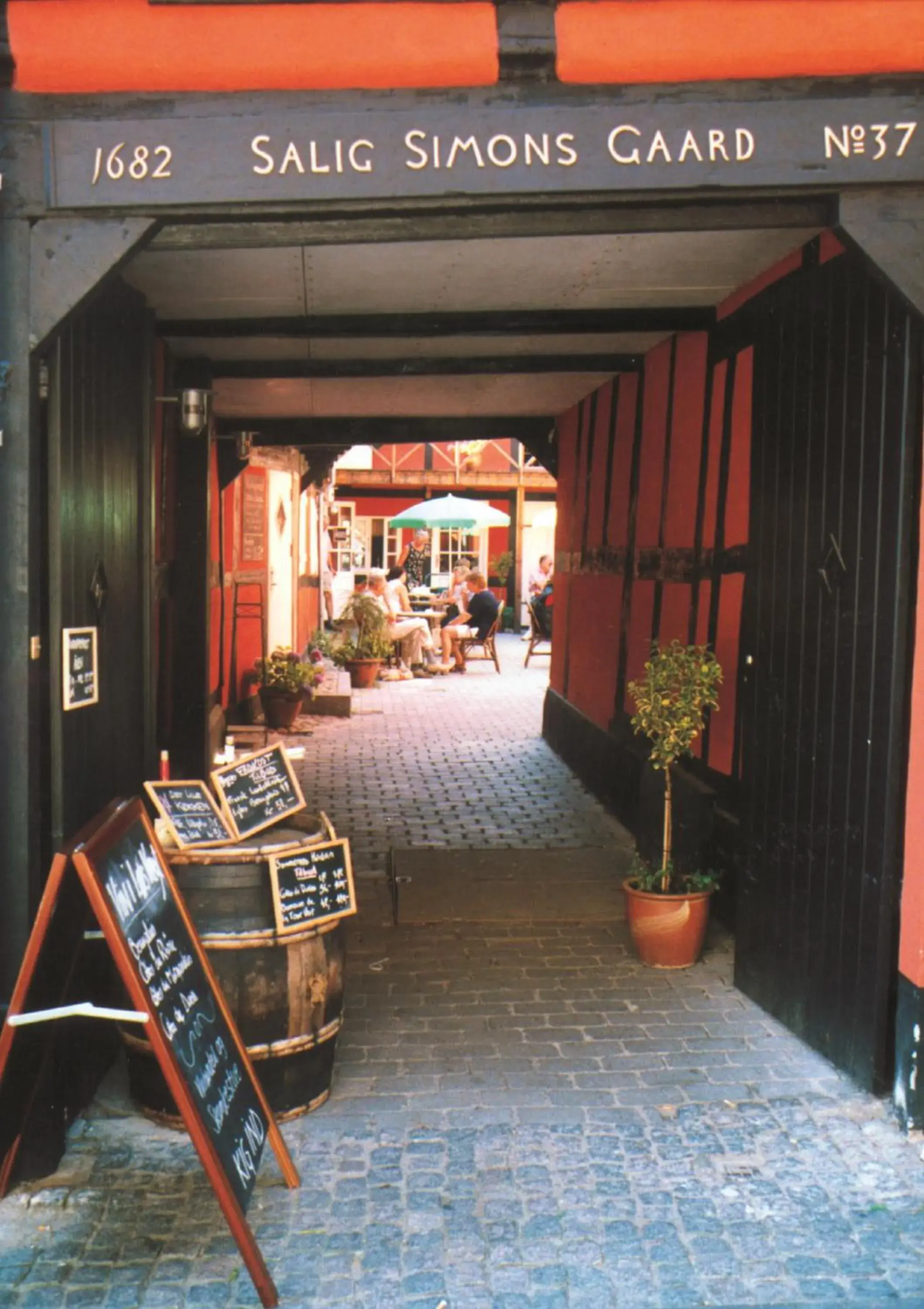 Shopping Area, Facade/Entrance in Hotel Garni