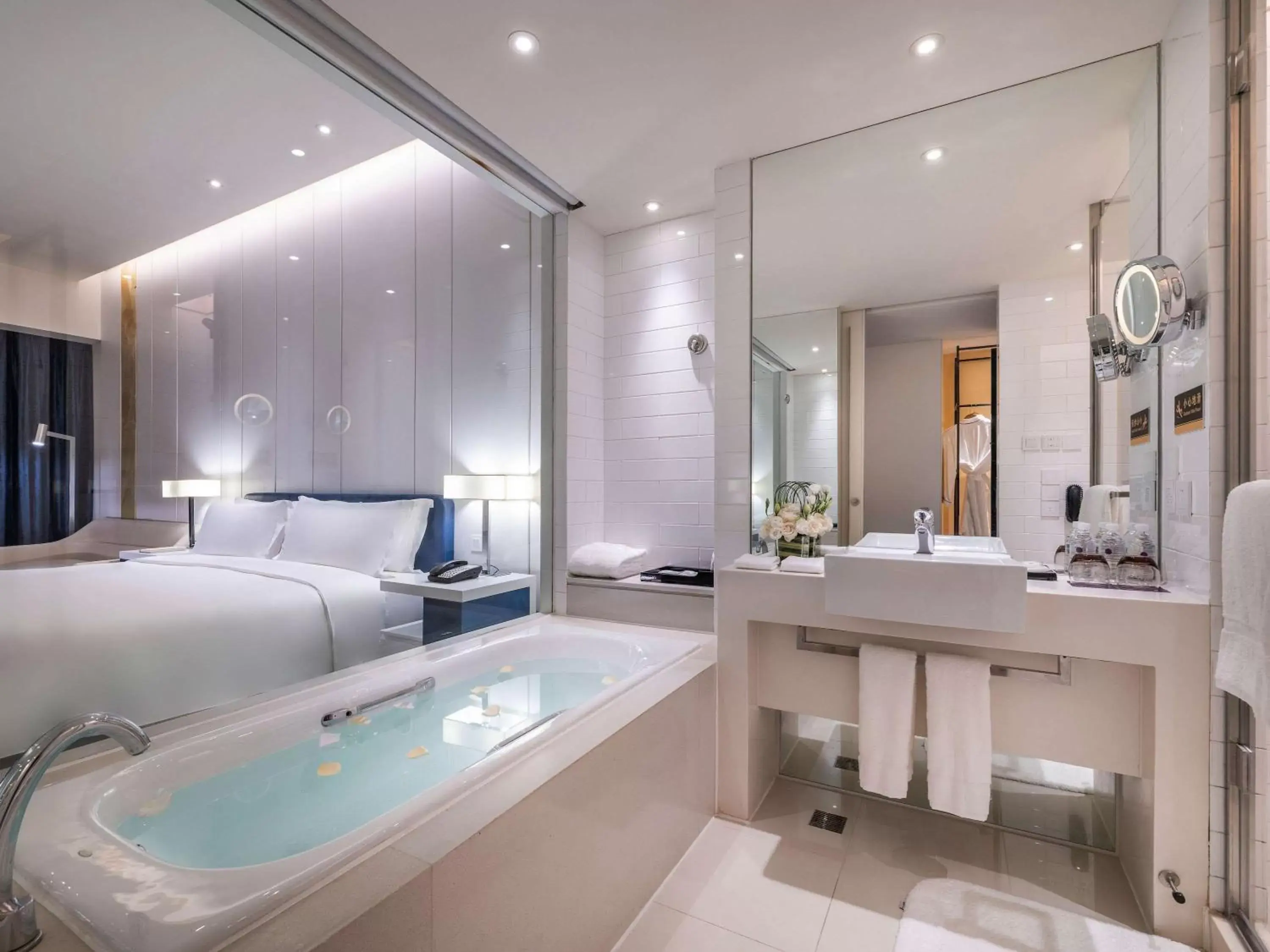 Photo of the whole room, Bathroom in Grand Mercure Shanghai Century Park