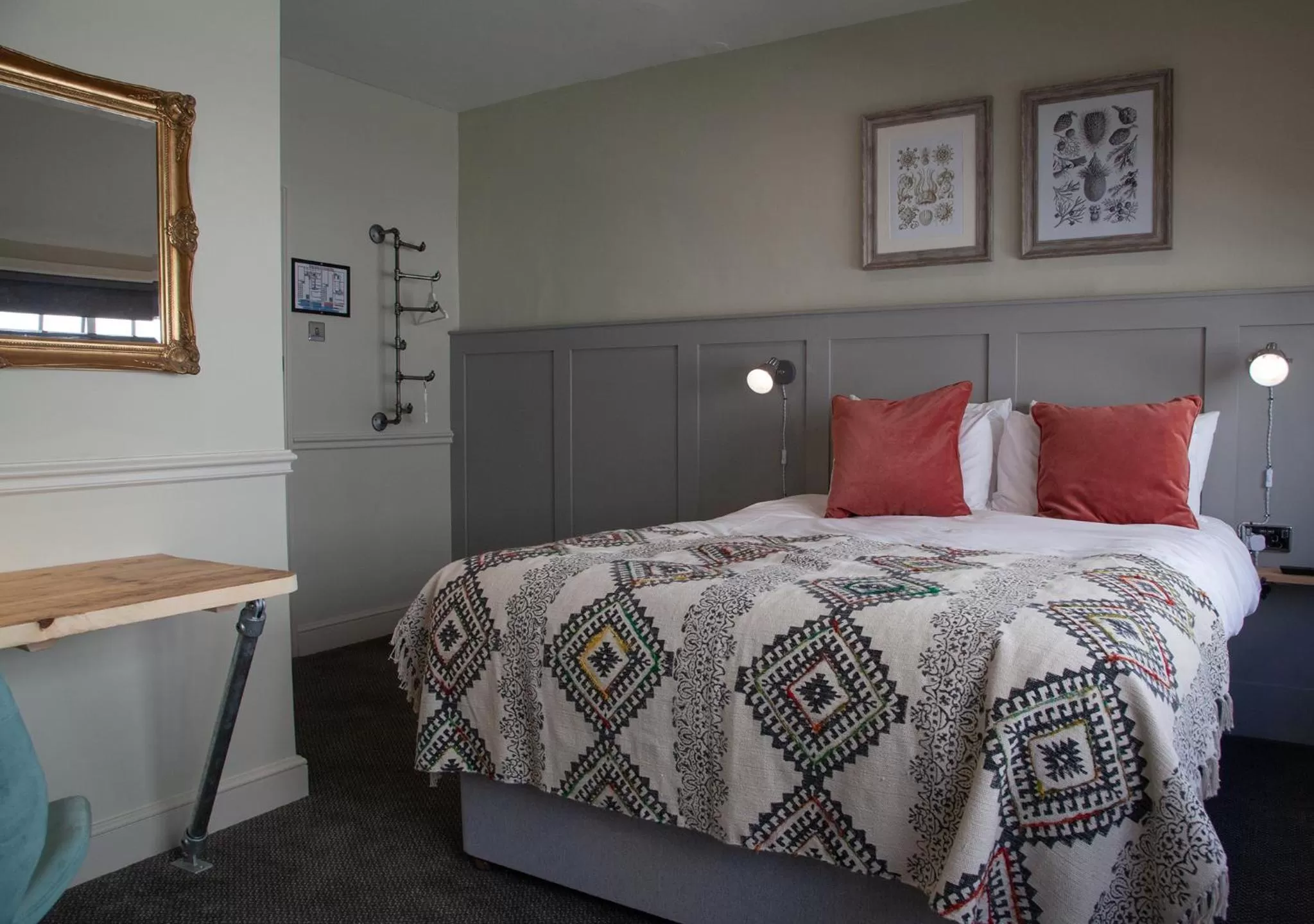 Bedroom, Bed in The Kings Arms Hotel