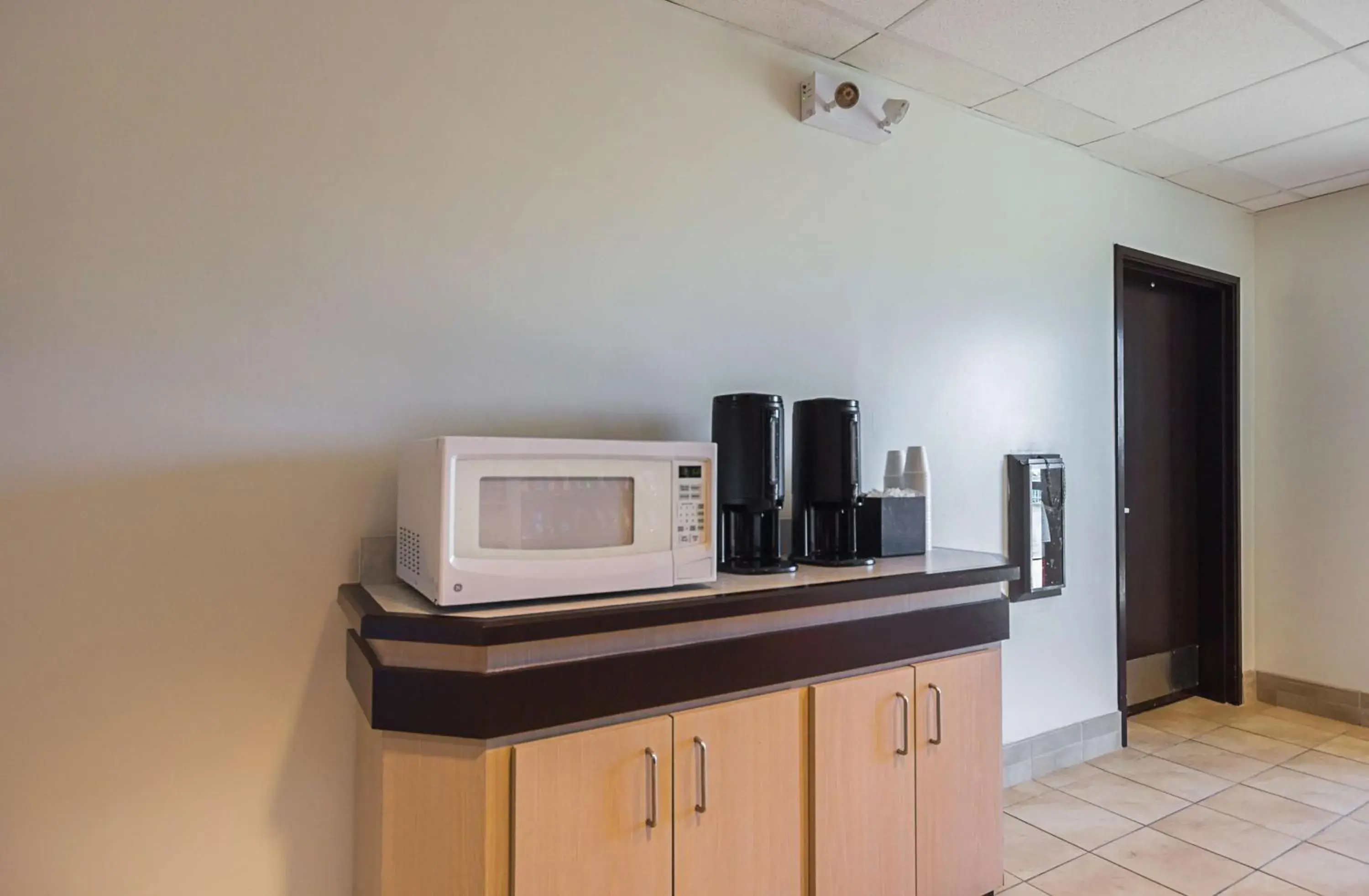 Lobby or reception, Coffee/Tea Facilities in Motel 6-Whitby, ON - Toronto East