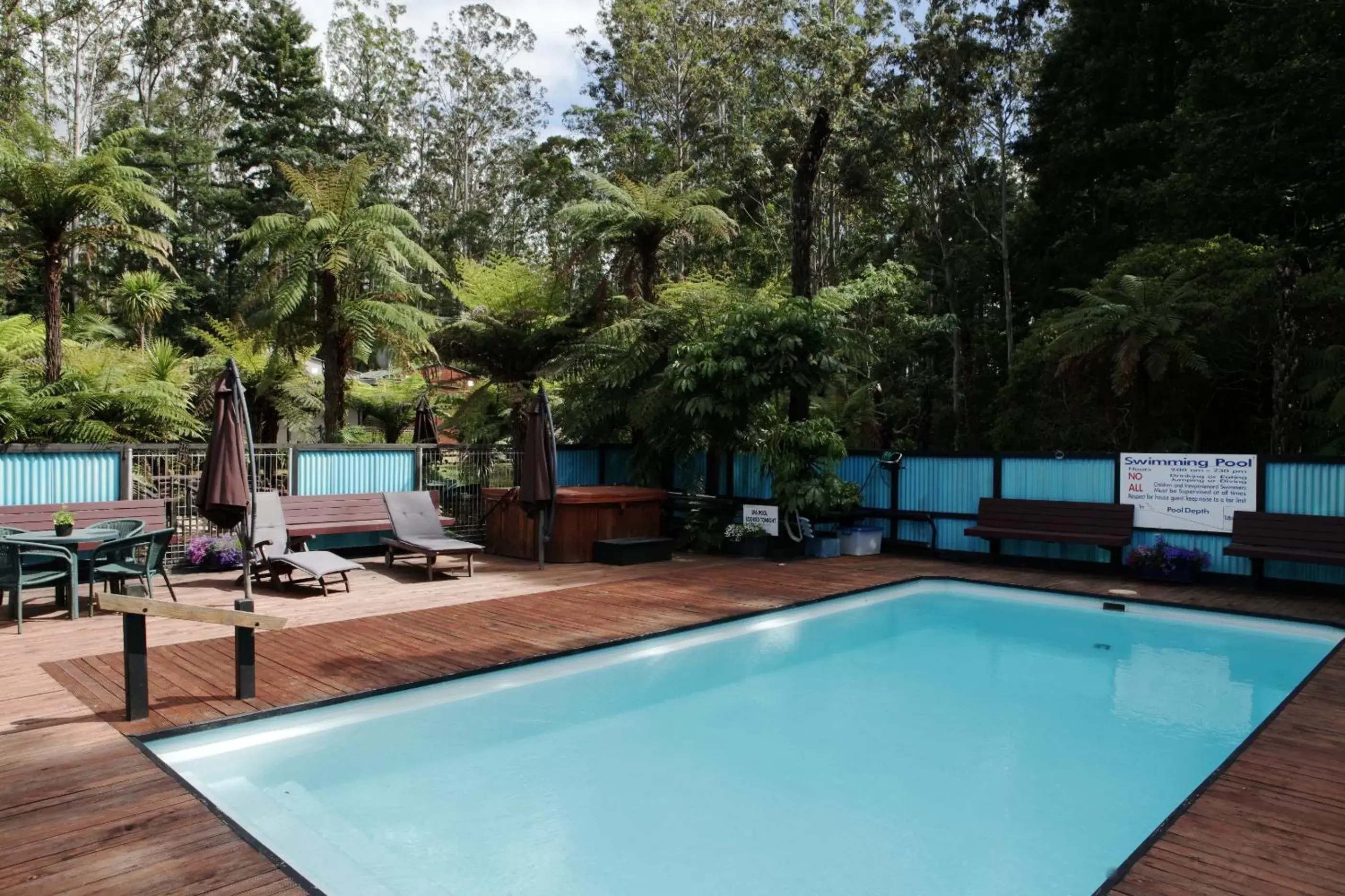 Swimming Pool in Woodlands Motel