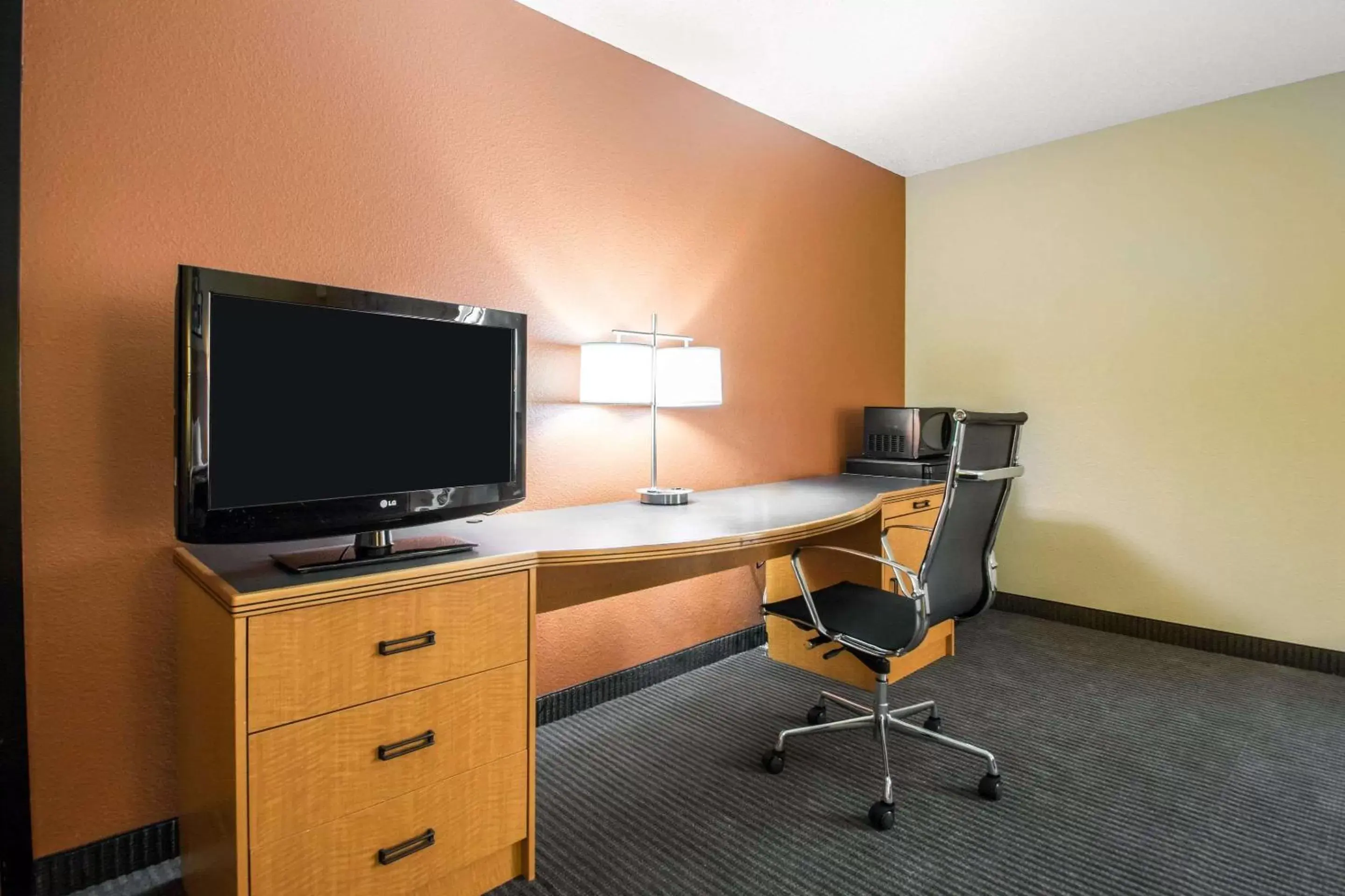 Bedroom, TV/Entertainment Center in Sleep Inn & Suites Sheboygan I-43