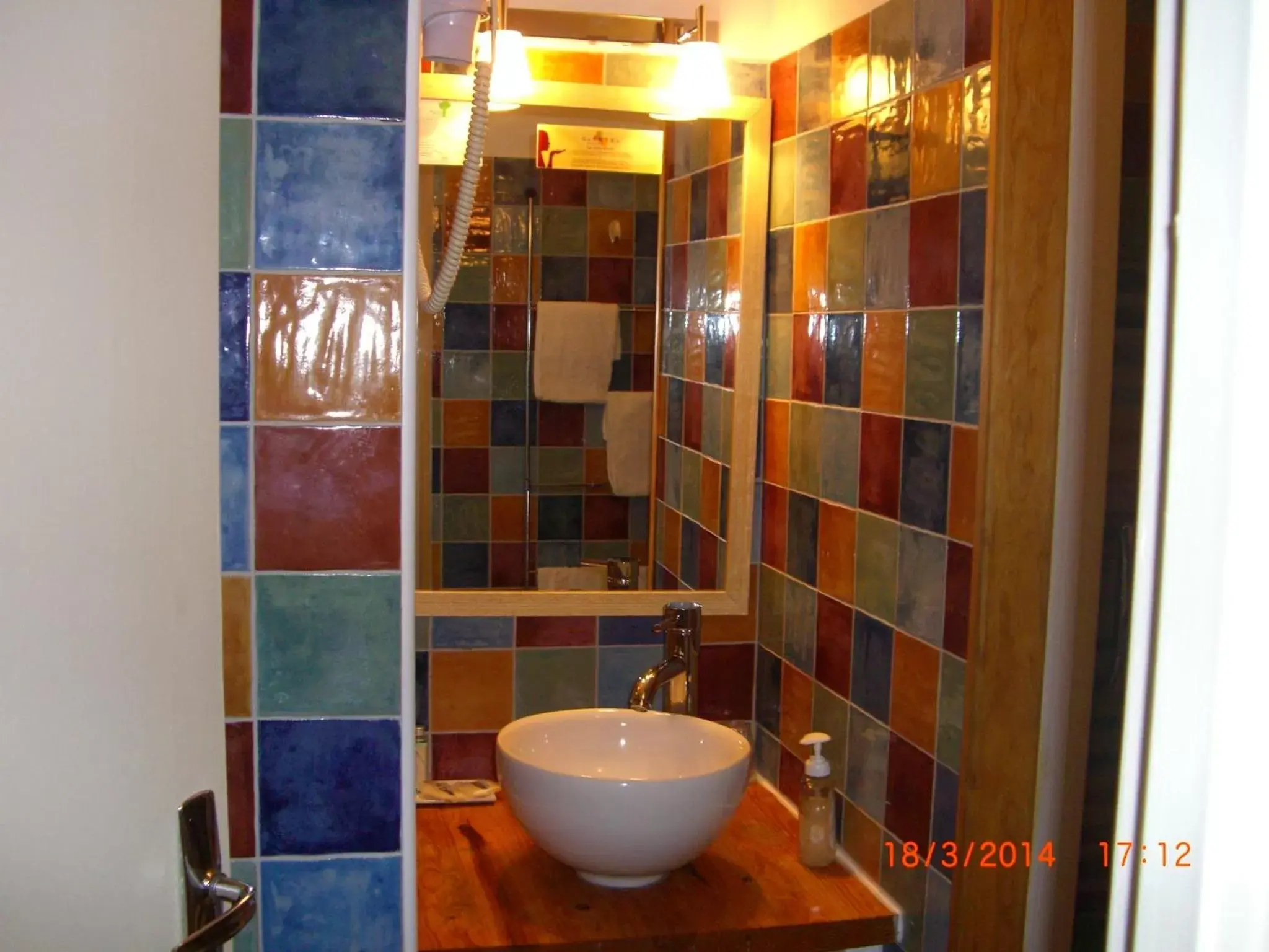 Shower, Bathroom in Hotel Cote Patio