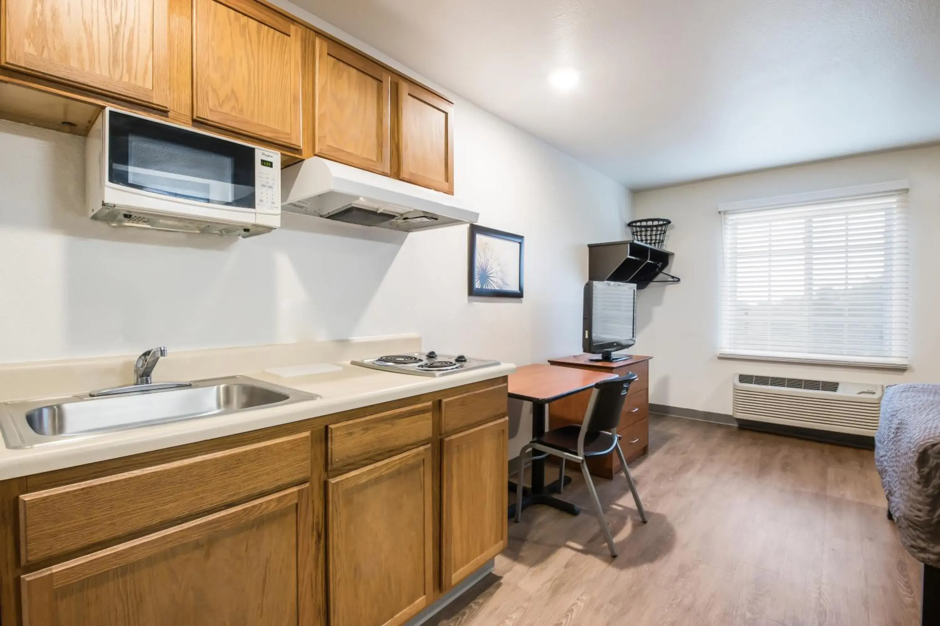 Bed, Kitchen/Kitchenette in Extended Stay America Select Suites - Lakeland