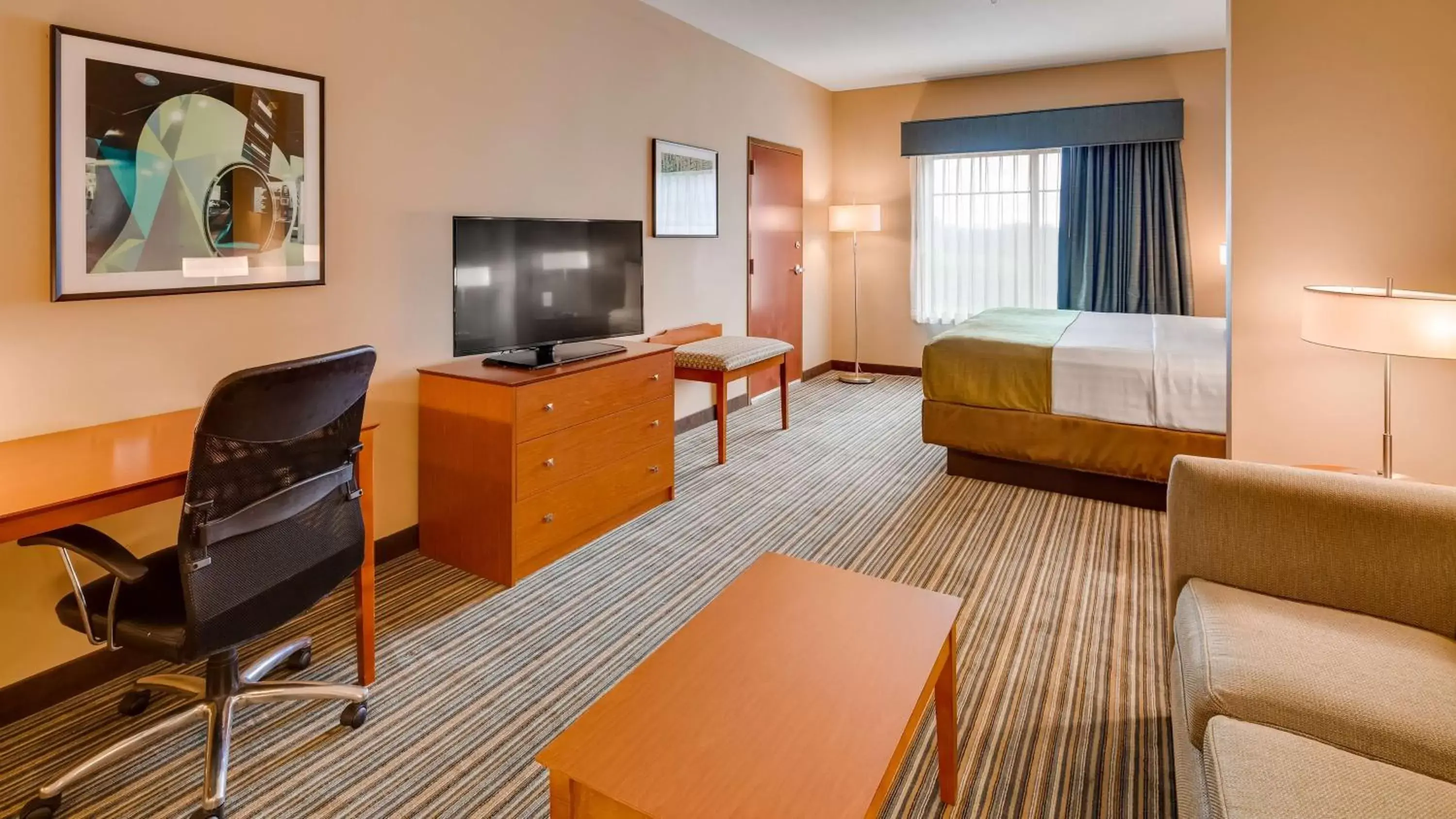 TV and multimedia, TV/Entertainment Center in Best Western Plus Tuscumbia/Muscle Shoals Hotel & Suites