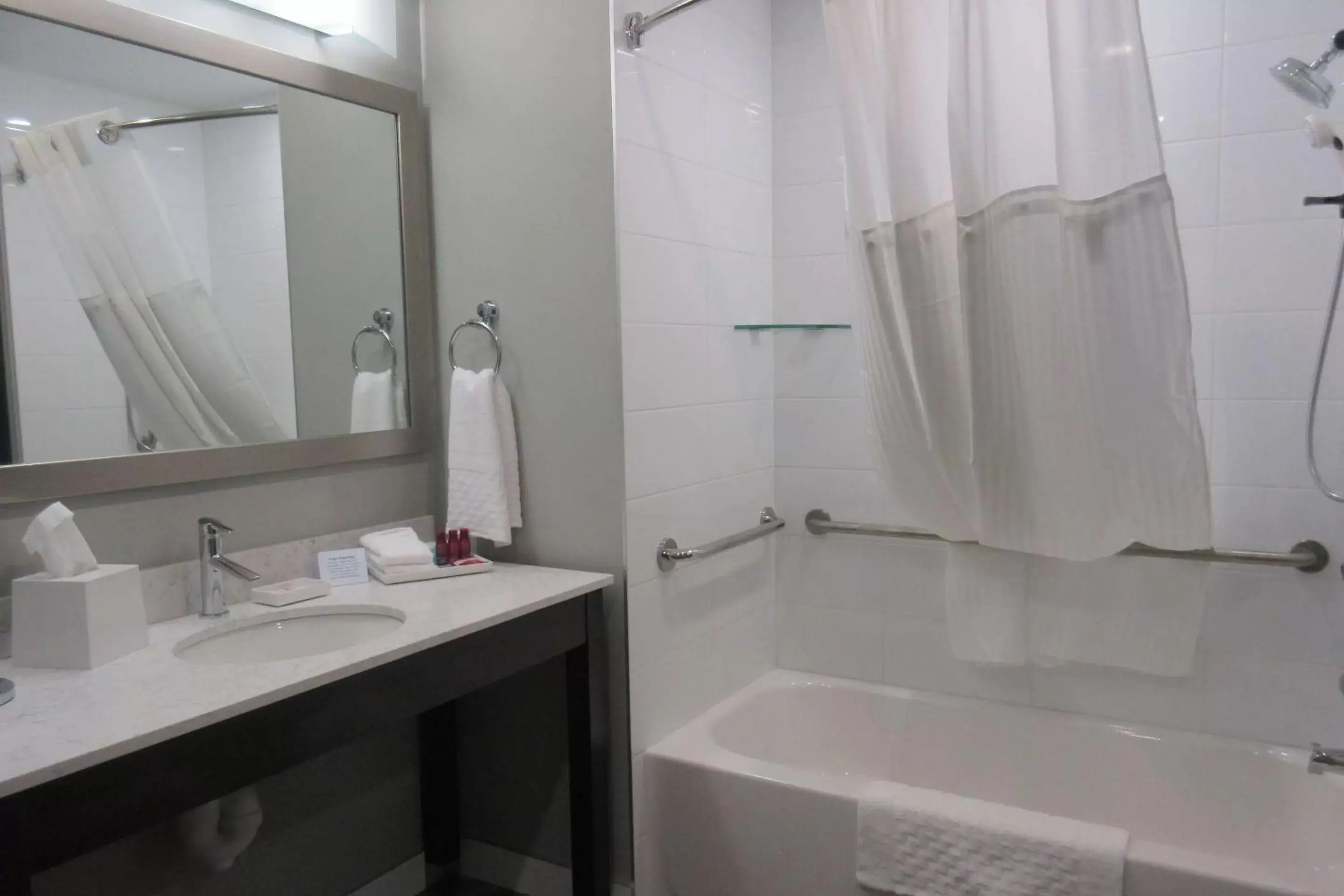 Queen Room with Two Queen Beds and Bath Tub - Disability Access in Best Western Premier Northwood Hotel