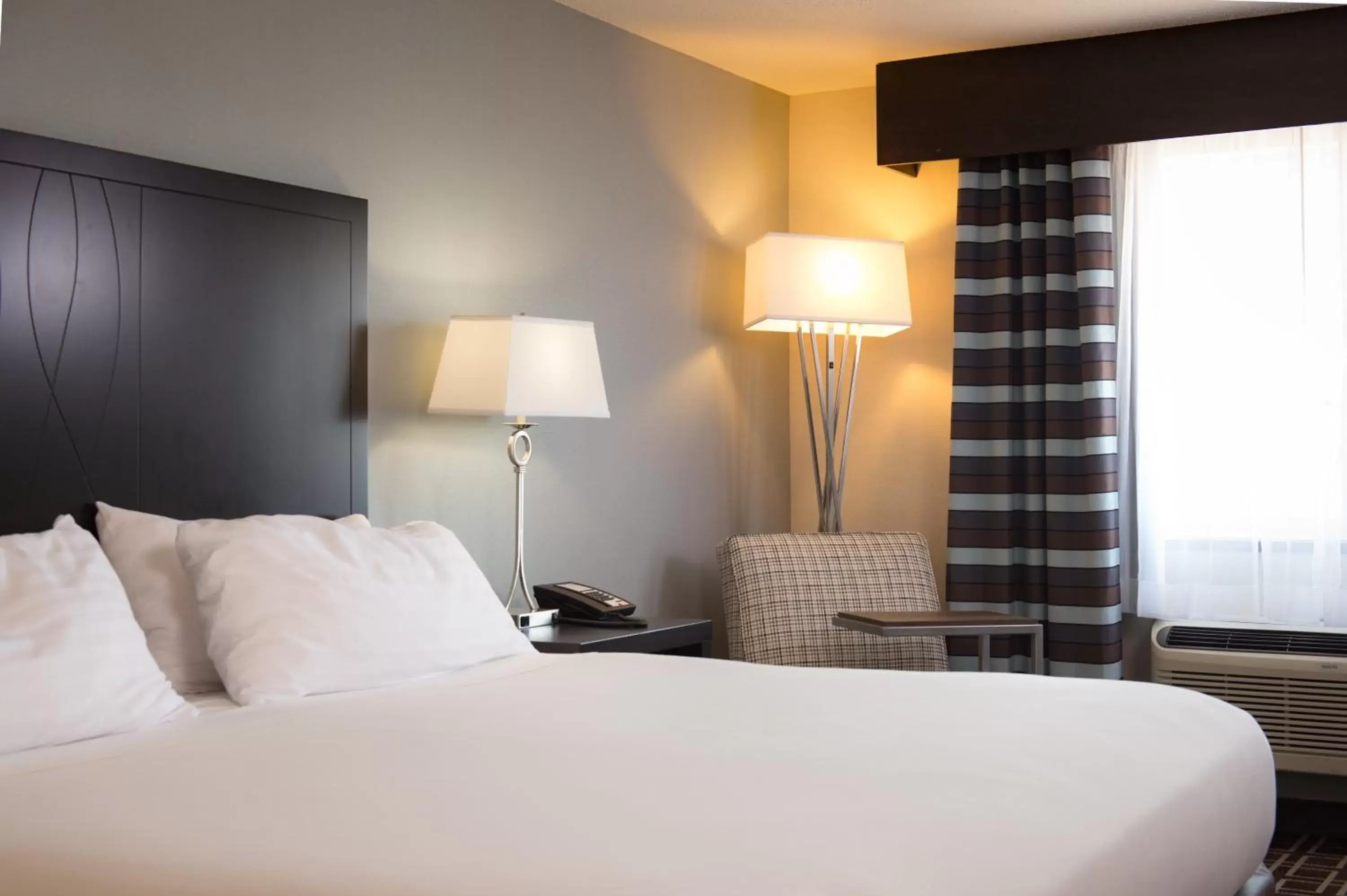 Photo of the whole room, Bed in Holiday Inn Express Le Claire Riverfront-Davenport, an IHG Hotel