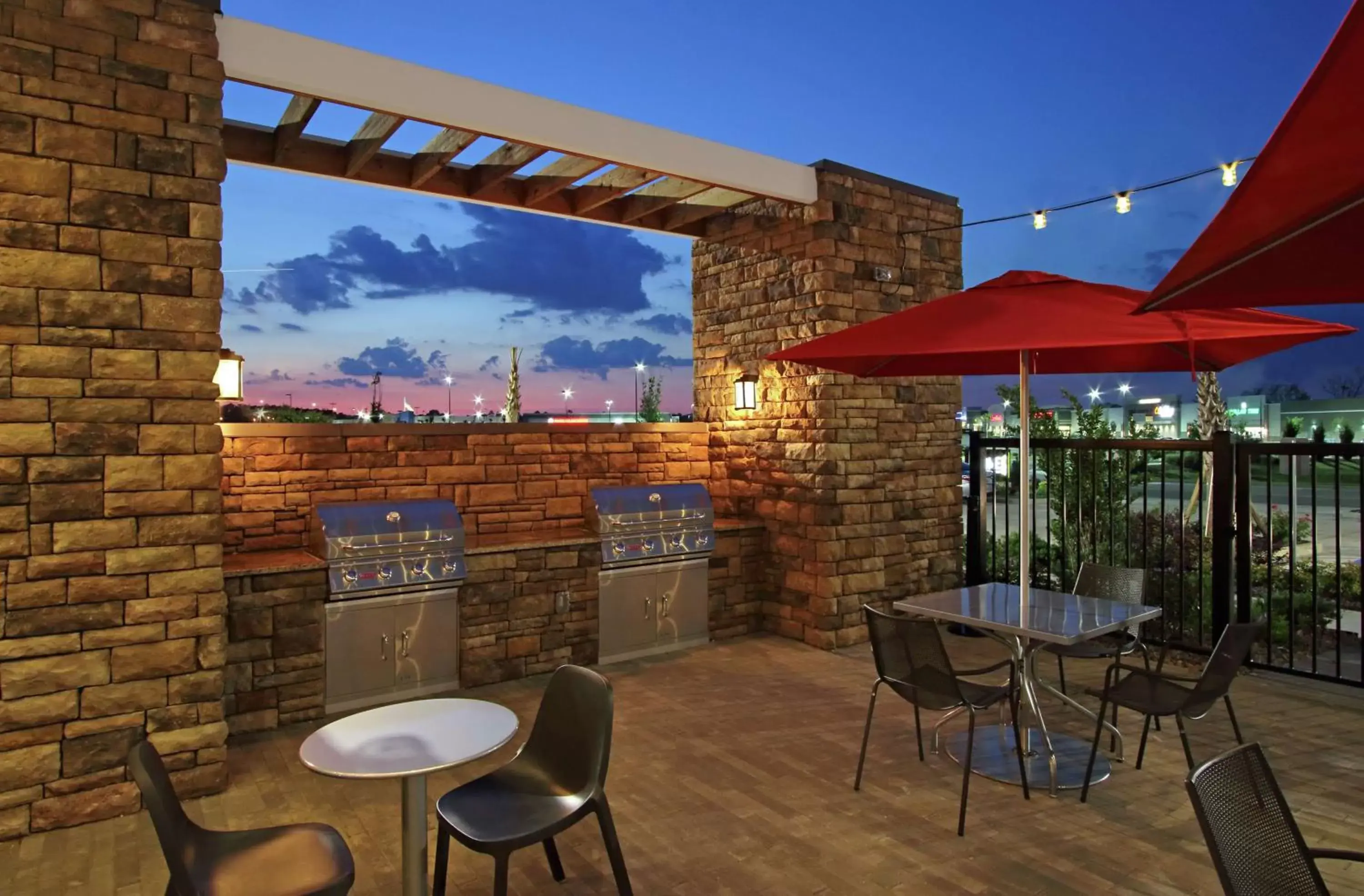 Dining area in Home2 Suites by Hilton Mobile I-65 Government Boulevard