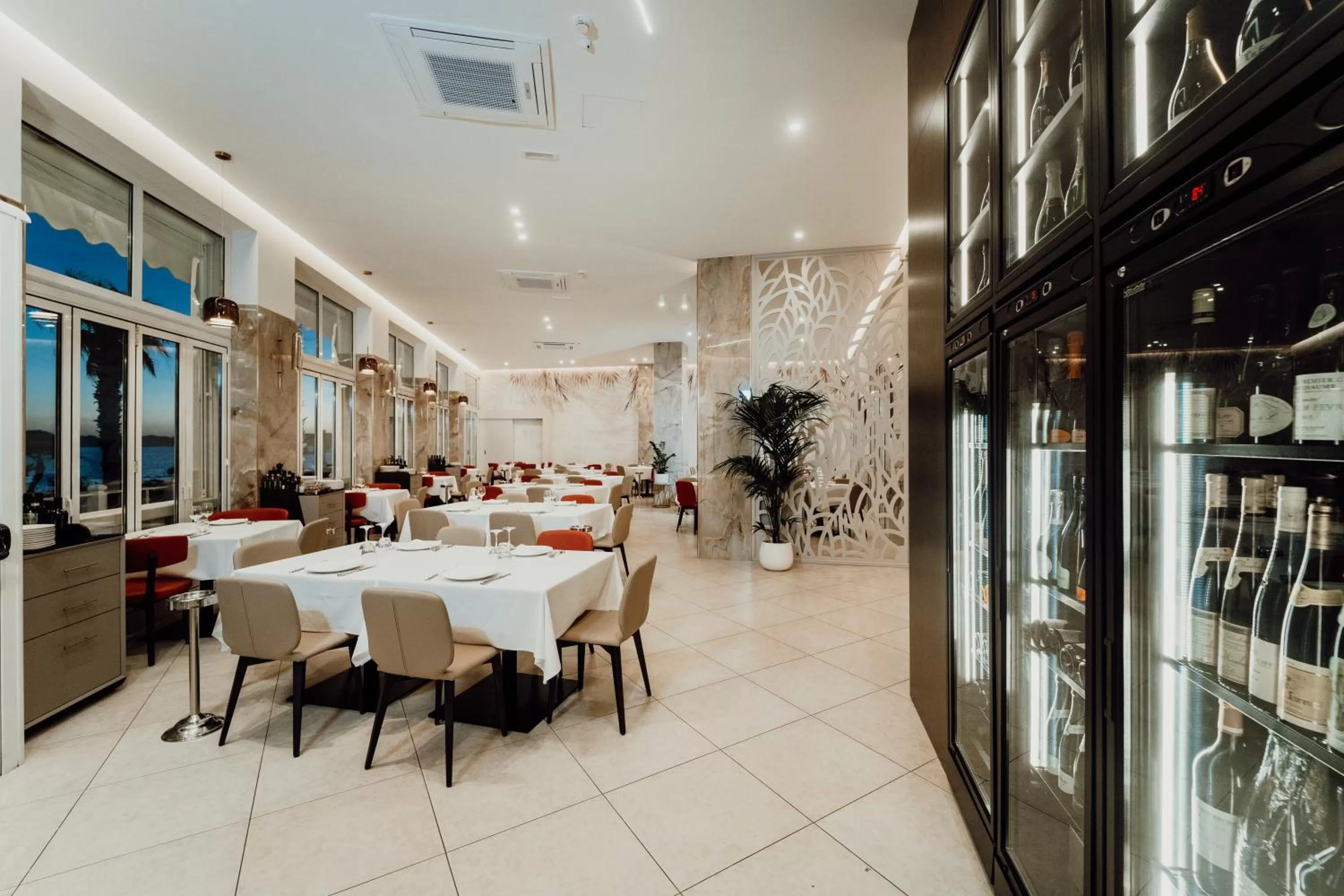 Restaurant/places to eat in Hotel Falli