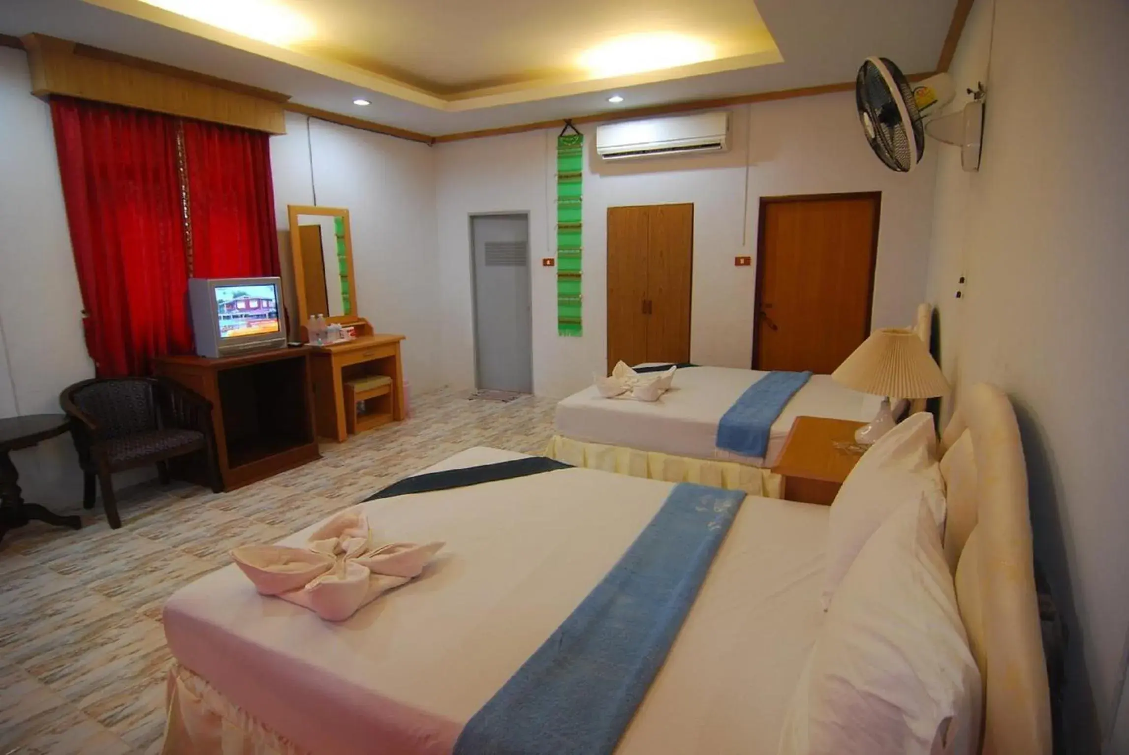 Bed in Lanta Paradise Beach Resort