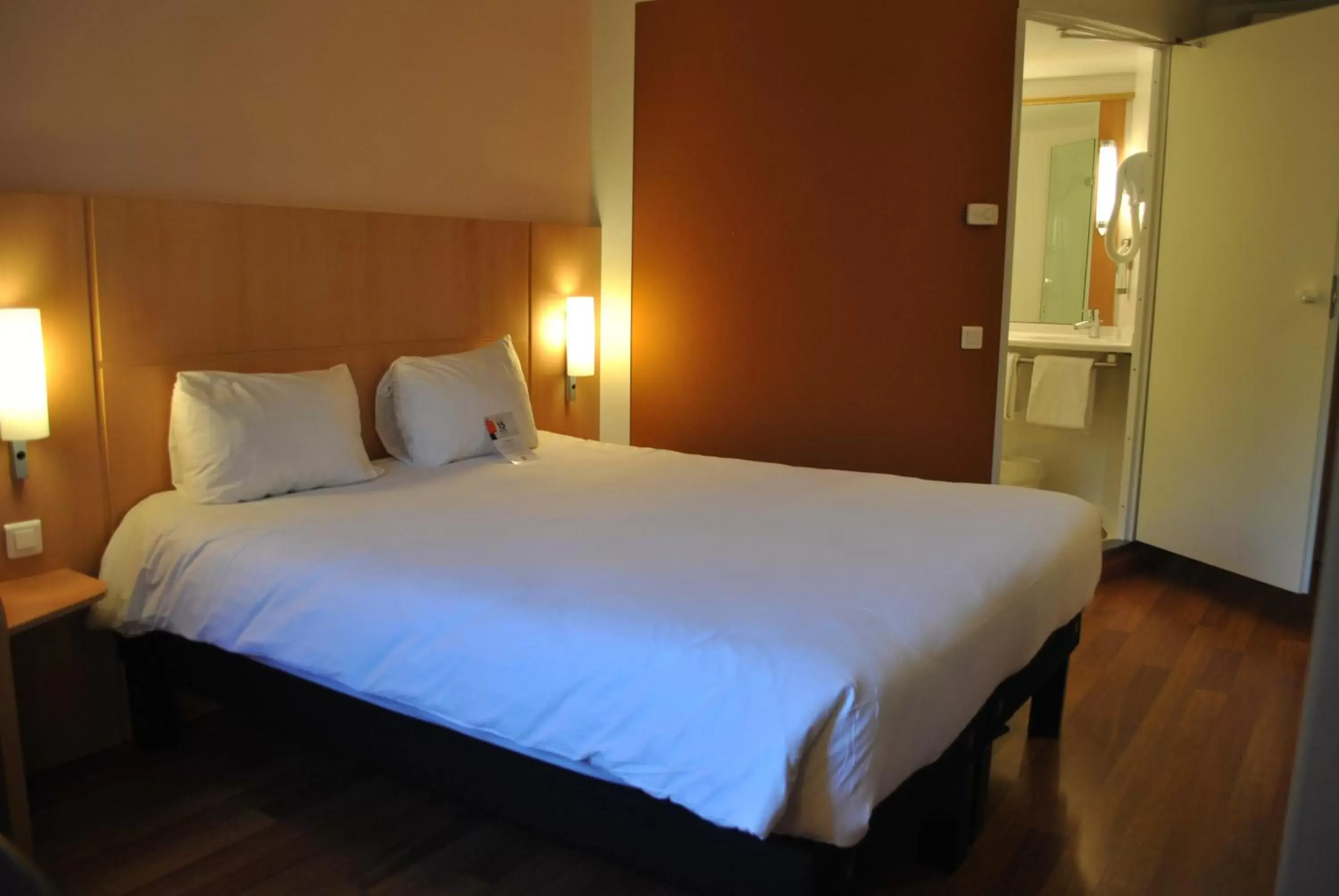 Bedroom, Bed in ibis Loriol Le Pouzin