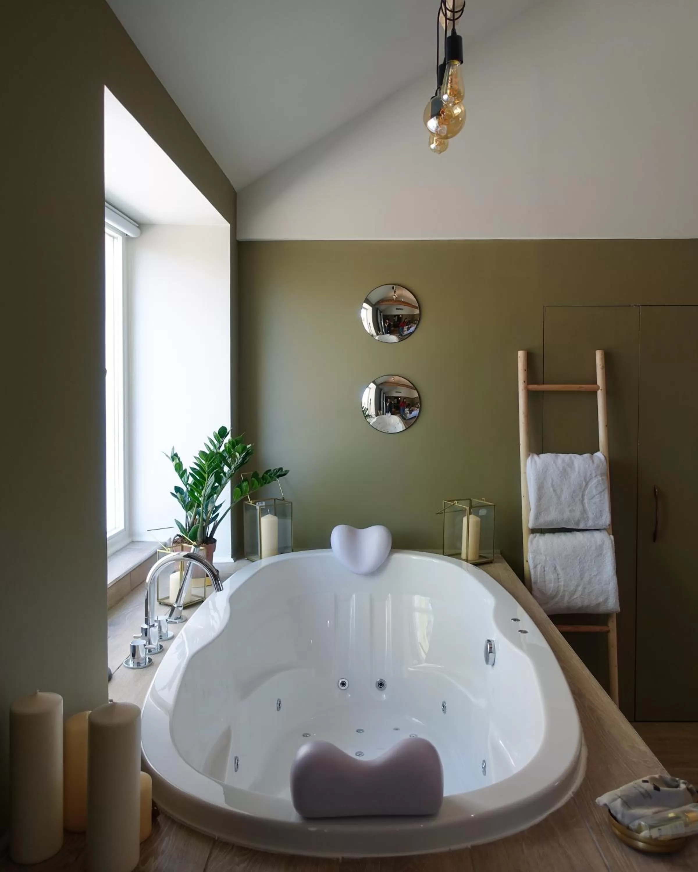 Bathroom, Bed in Domaine de Bellevue, The Originals Relais