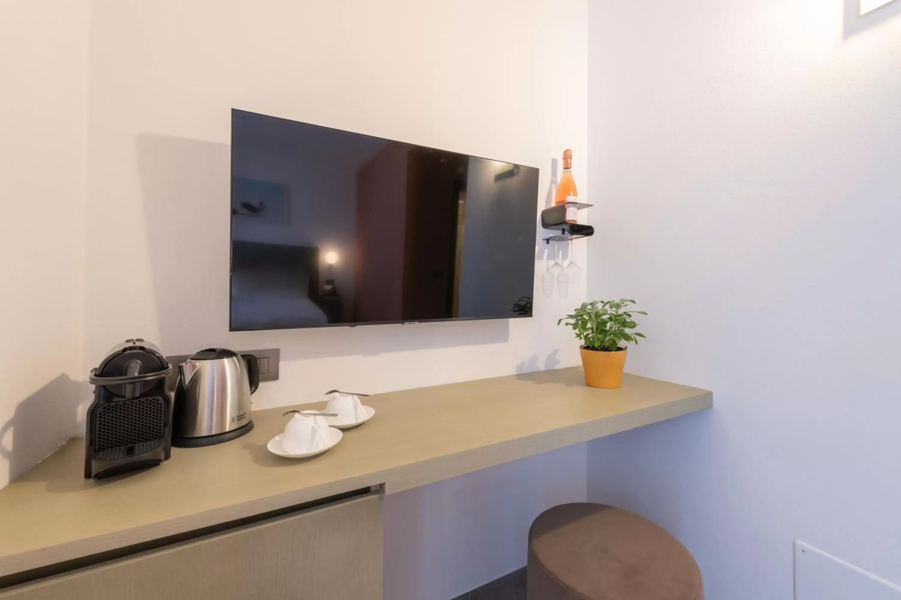 Coffee/tea facilities, TV/Entertainment Center in Natiia Relais - Adults Only