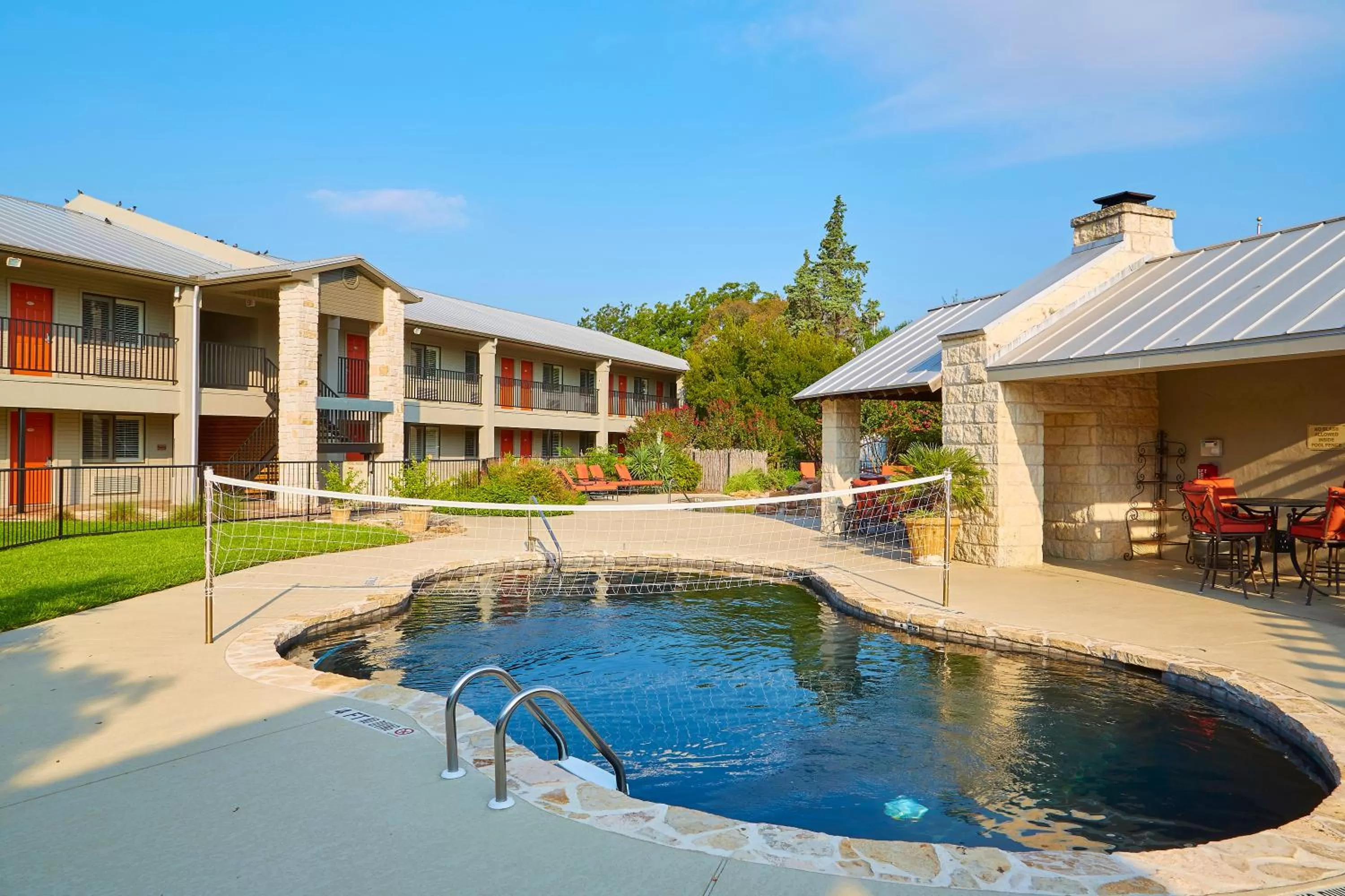 Swimming pool in Fredericksburg Inn and Suites