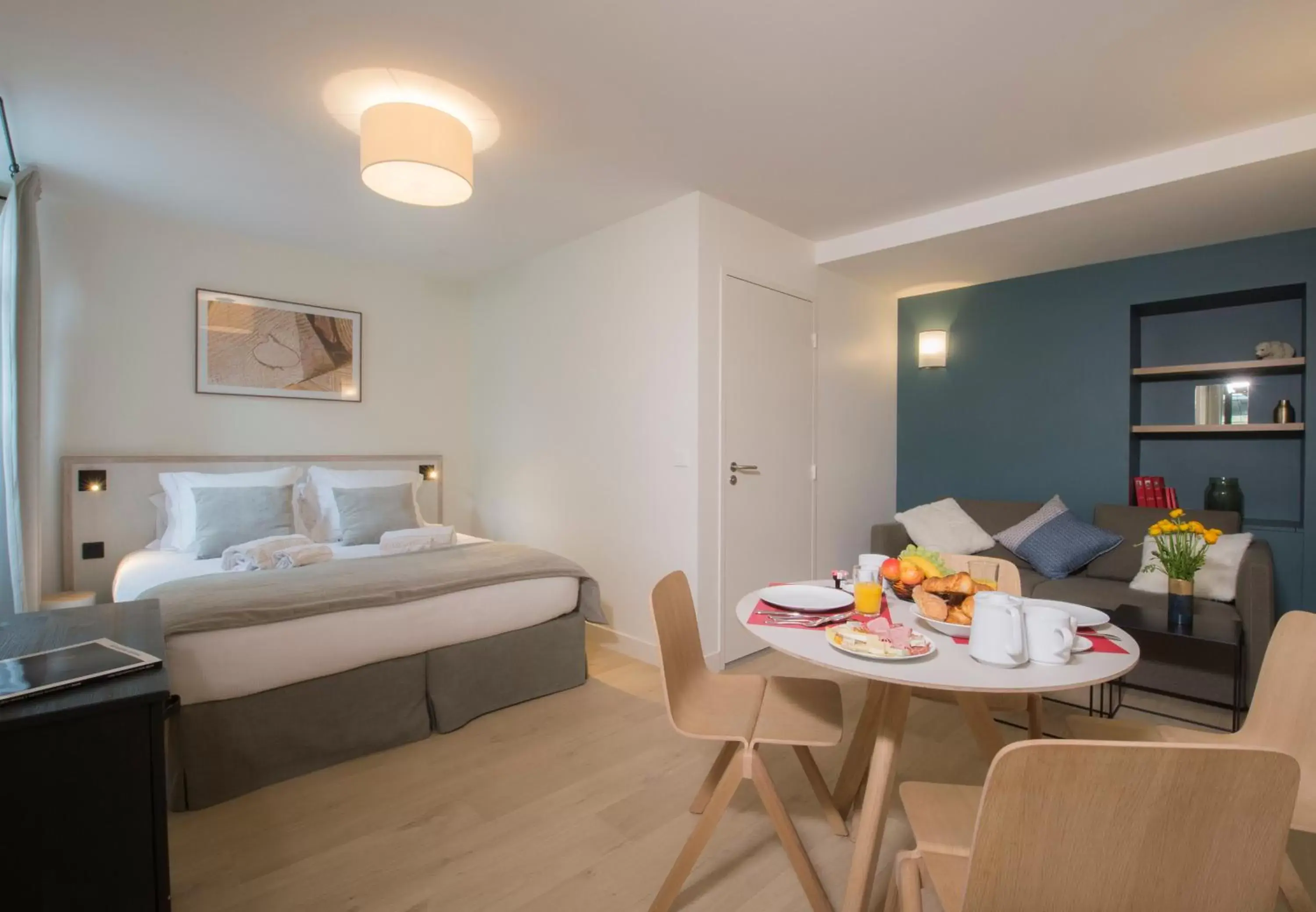 Dining area, Bed in Le Génépy - Appart'hôtel de Charme Dining area, Bed in Le Génépy - Appart'hôtel de Charme