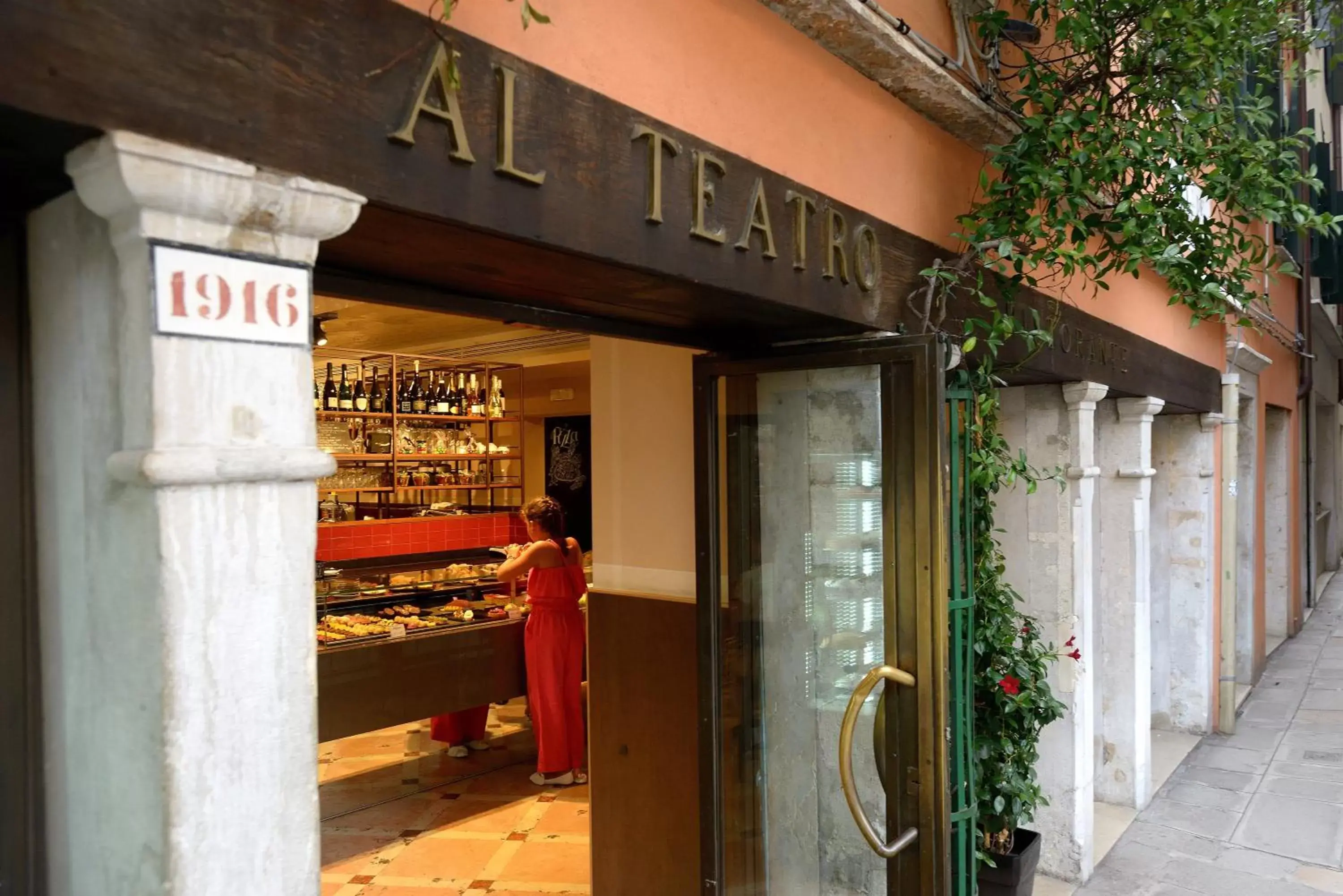 Restaurant/places to eat in Residence La Fenice