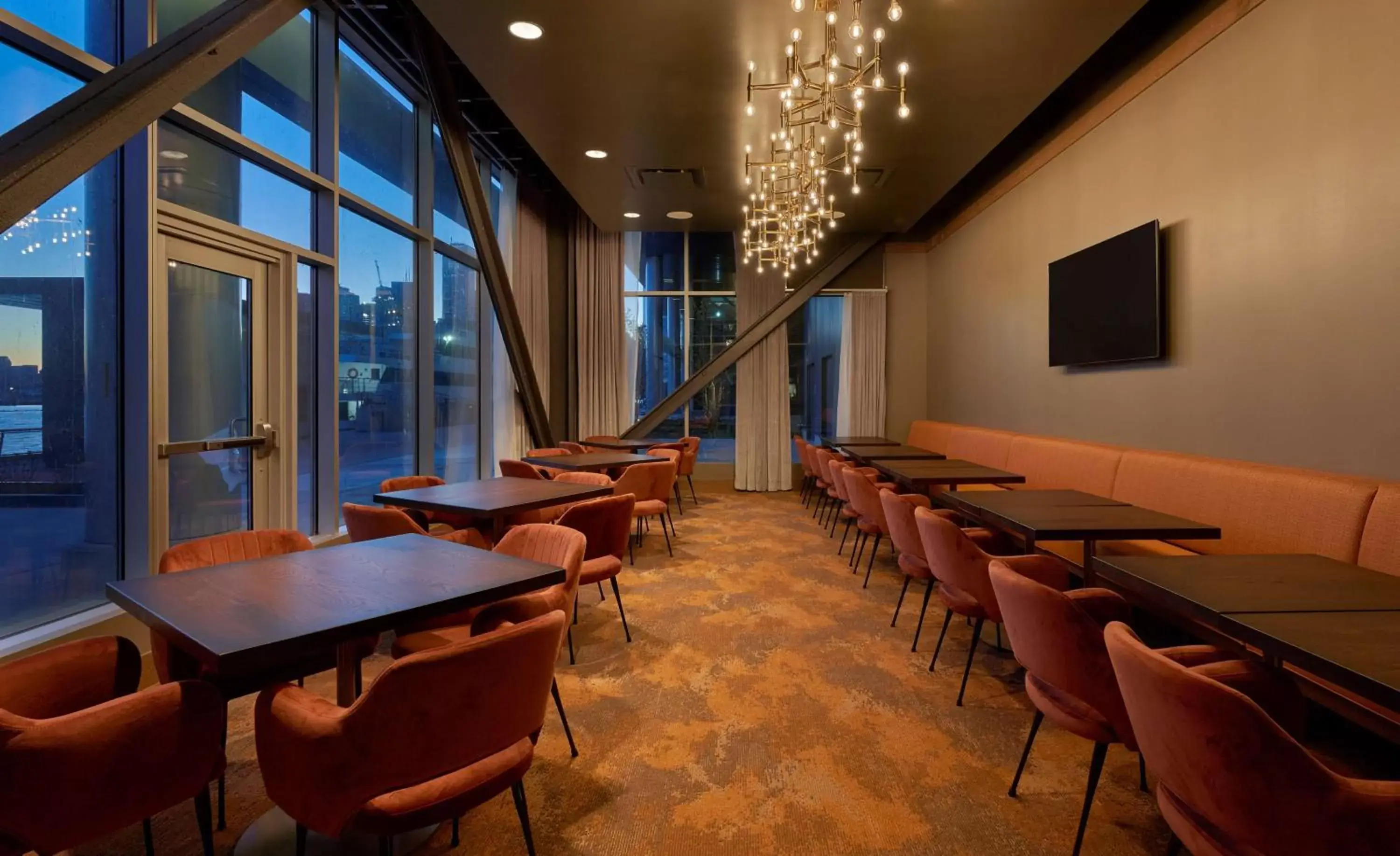 Dining area, Lounge/Bar in Sable At Navy Pier Chicago, Curio Collection By Hilton