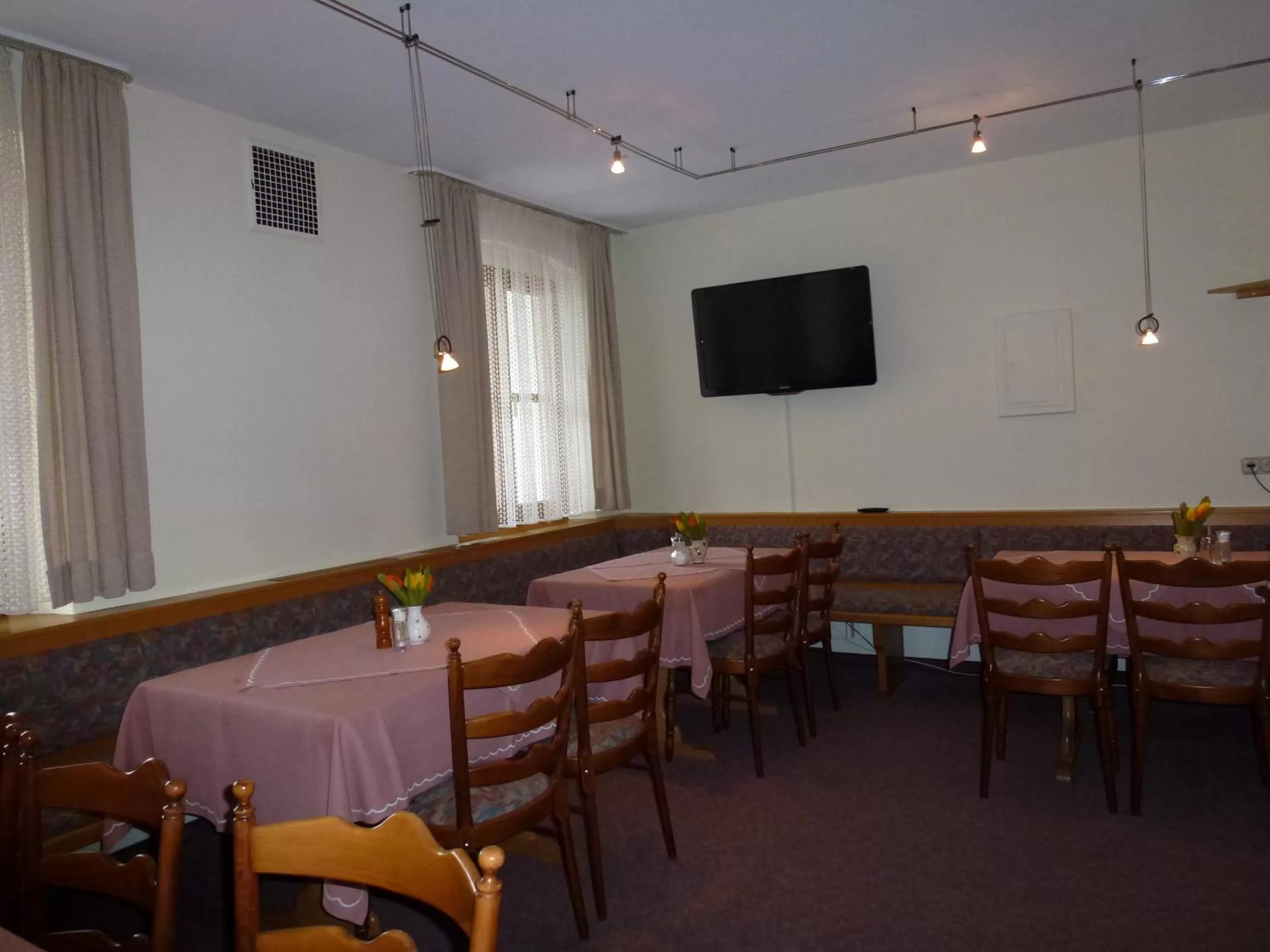 Communal lounge/ TV room in Gasthof Hotel Reif