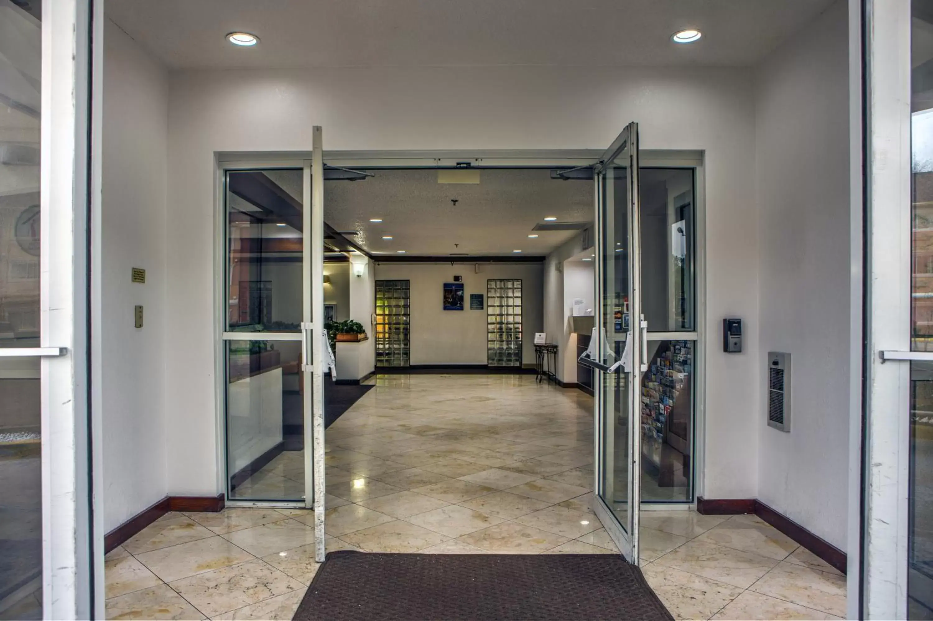Lobby or reception, Facade/Entrance in Motel 6-Dallas, TX - Northwest