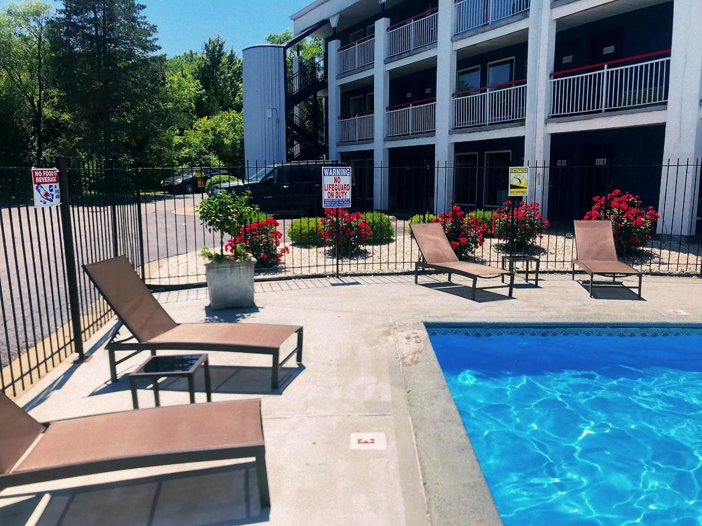 Swimming pool in American Inn Kansas City, KS