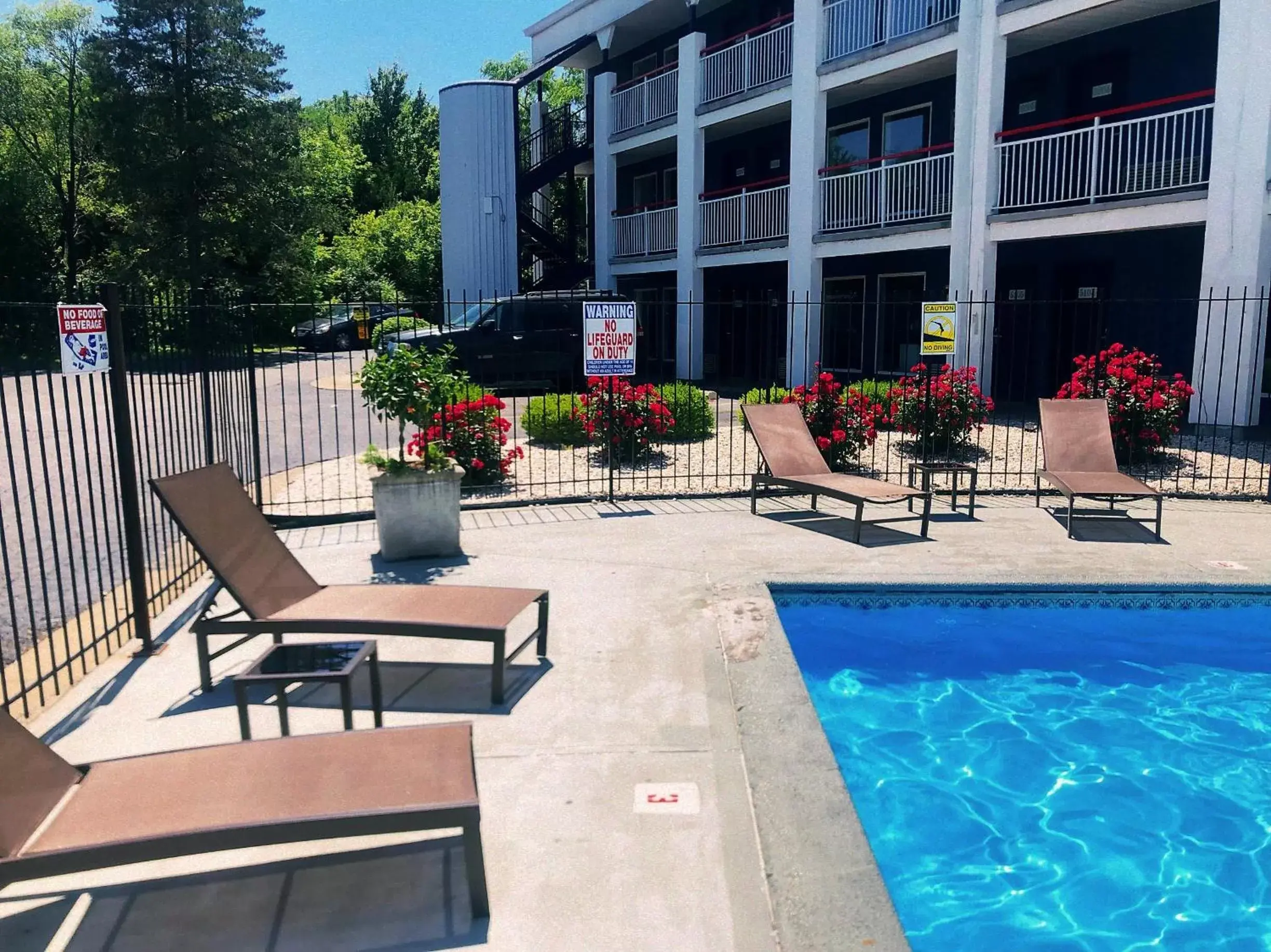 Swimming Pool in American Inn Kansas City, KS