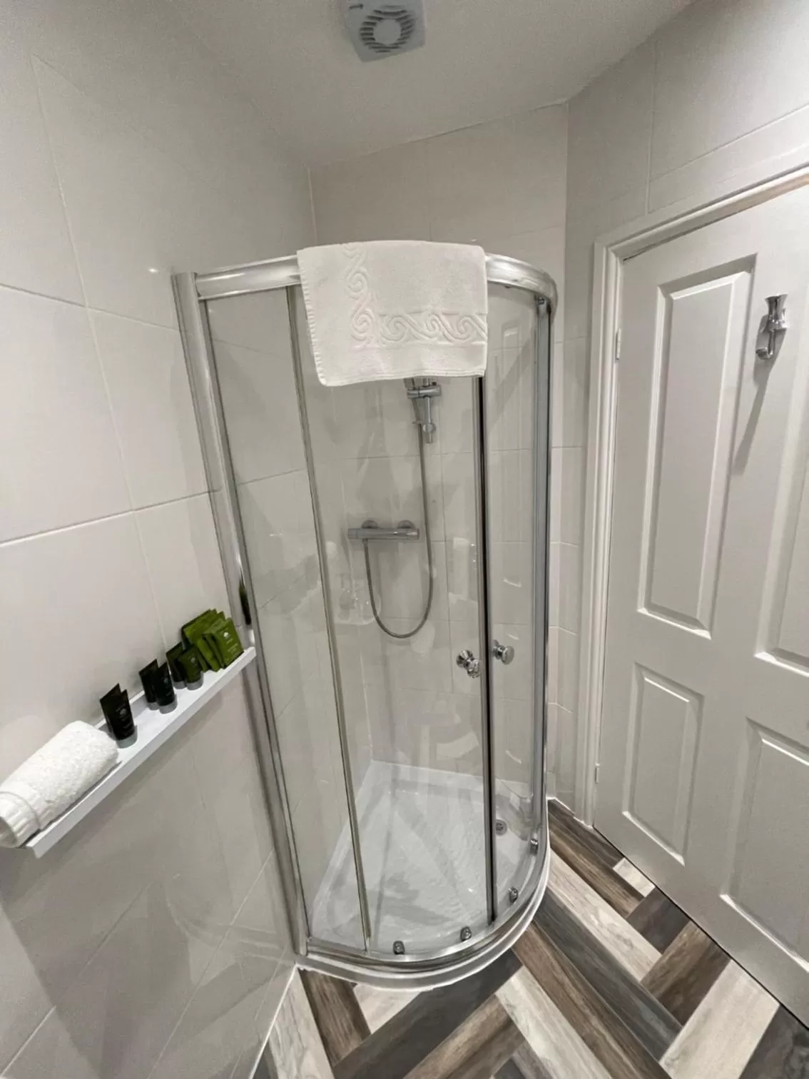 Shower in The Whittington and Cat