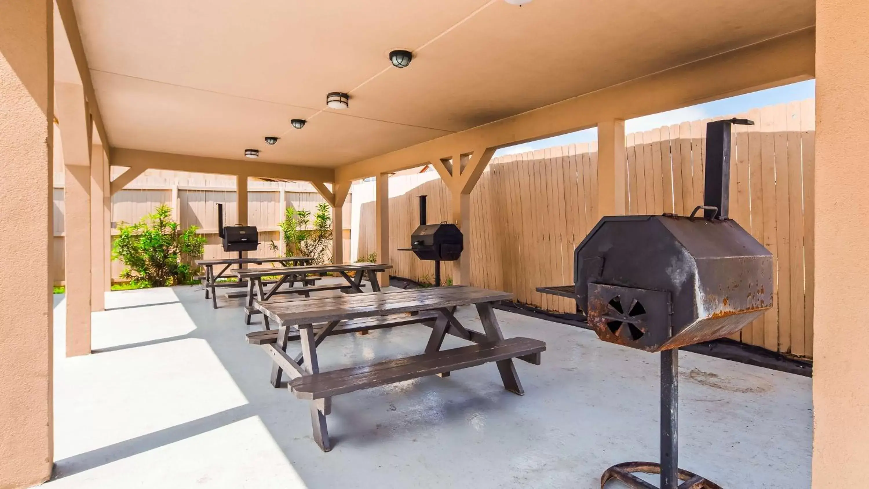 On site, BBQ Facilities in Best Western Plus Carrizo Springs Inn & Suites