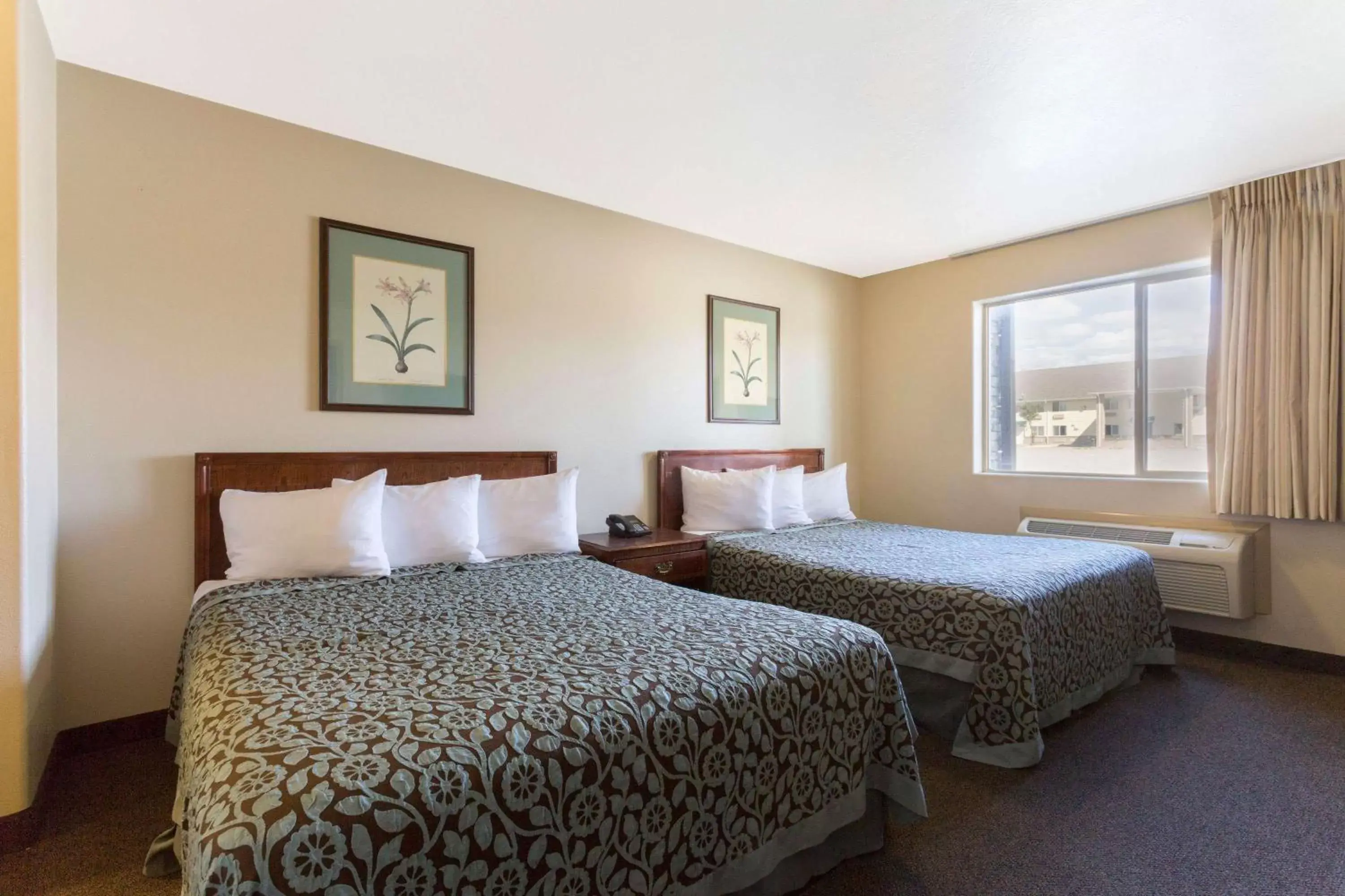Photo of the whole room, Bed in Days Inn by Wyndham Beaver