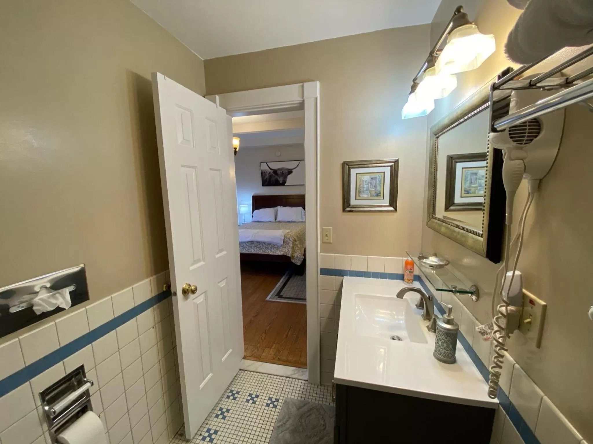 Bathroom in Goldsmith's River Front Inn