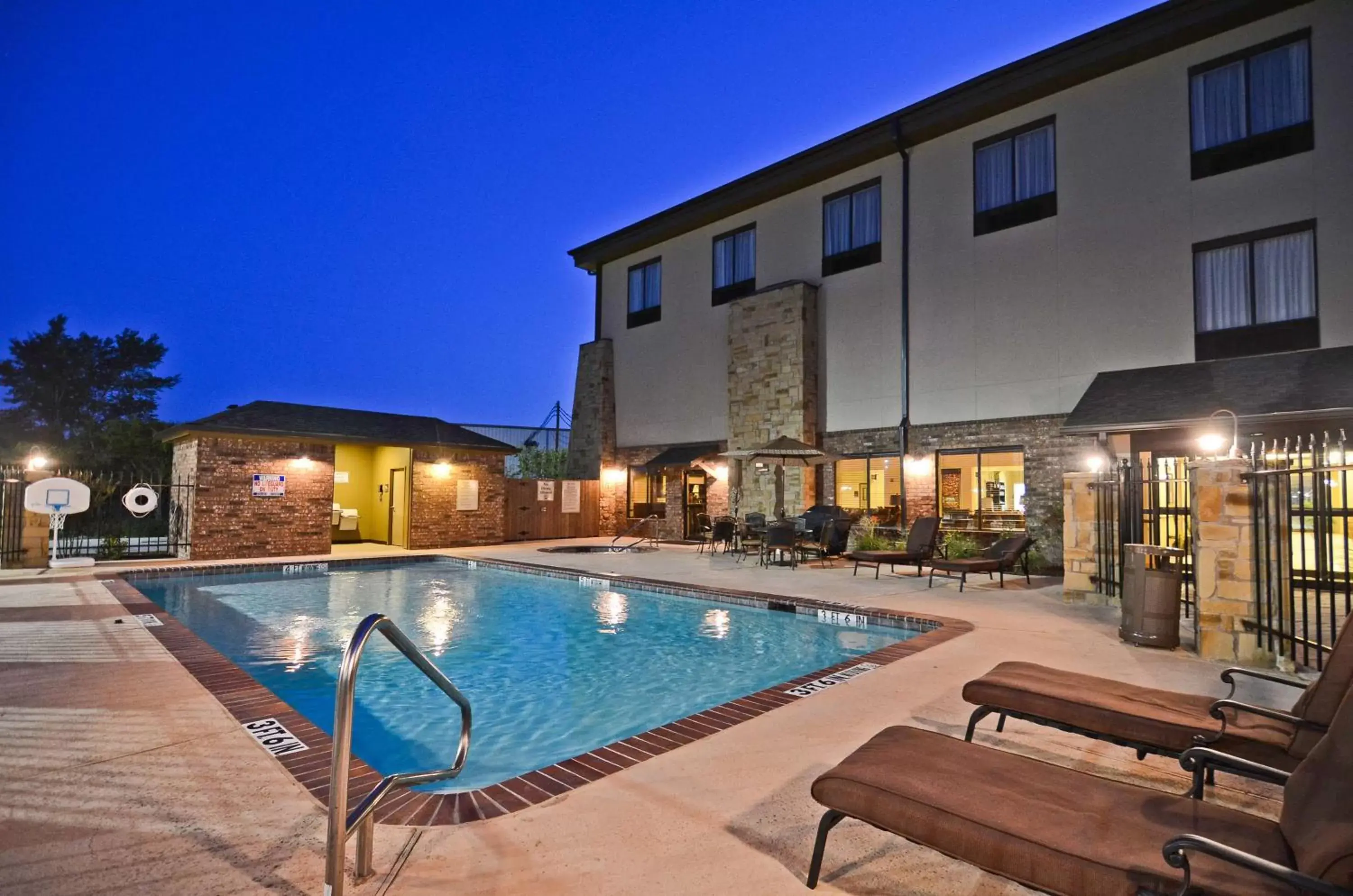 On site, Swimming Pool in Best Western Plus Emory at Lake Fork Inn & Suites