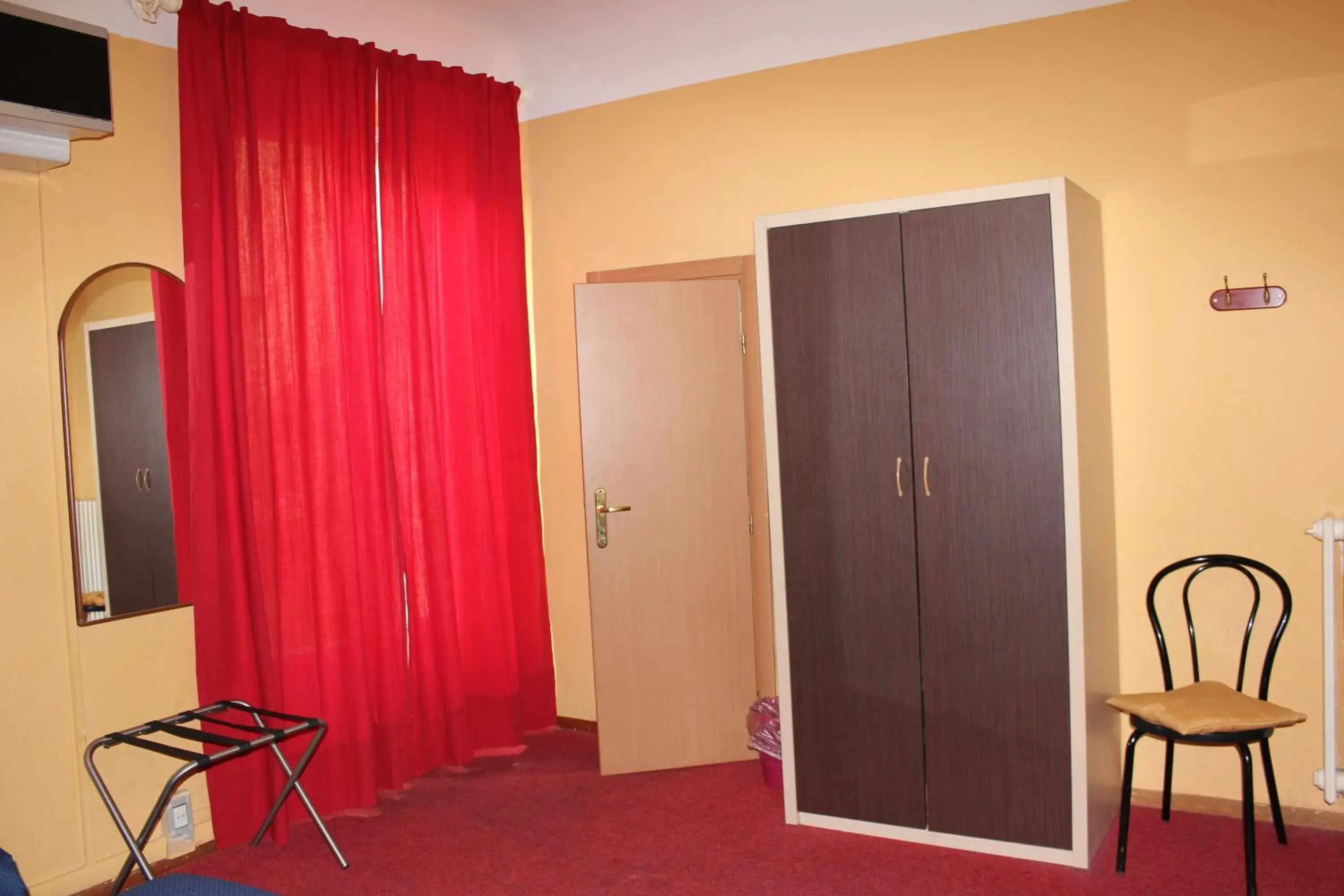 Bedroom, TV/Entertainment Center in Hotel San Lorenzo