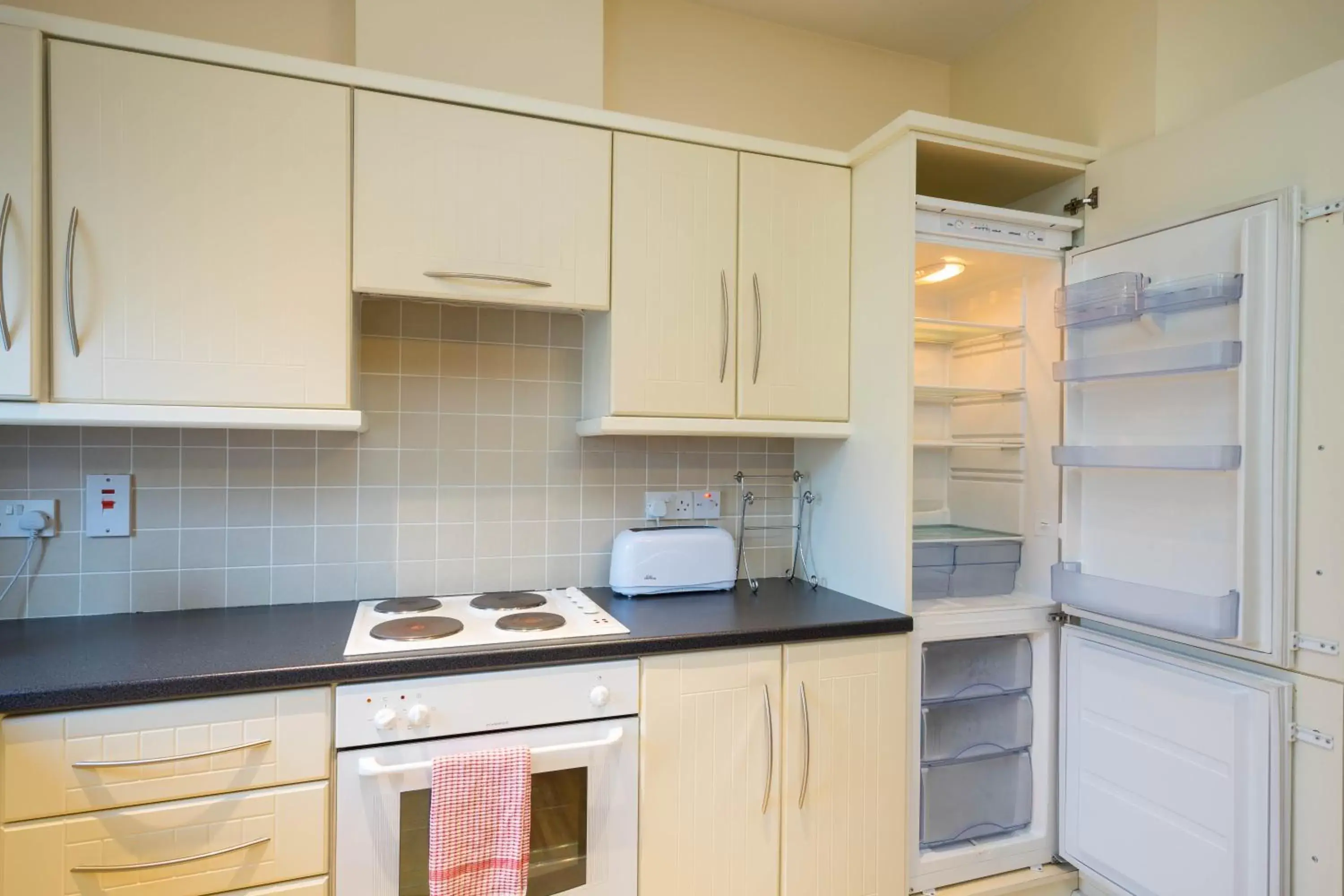 Kitchen or kitchenette, Kitchen/Kitchenette in The Courtyard Apartments