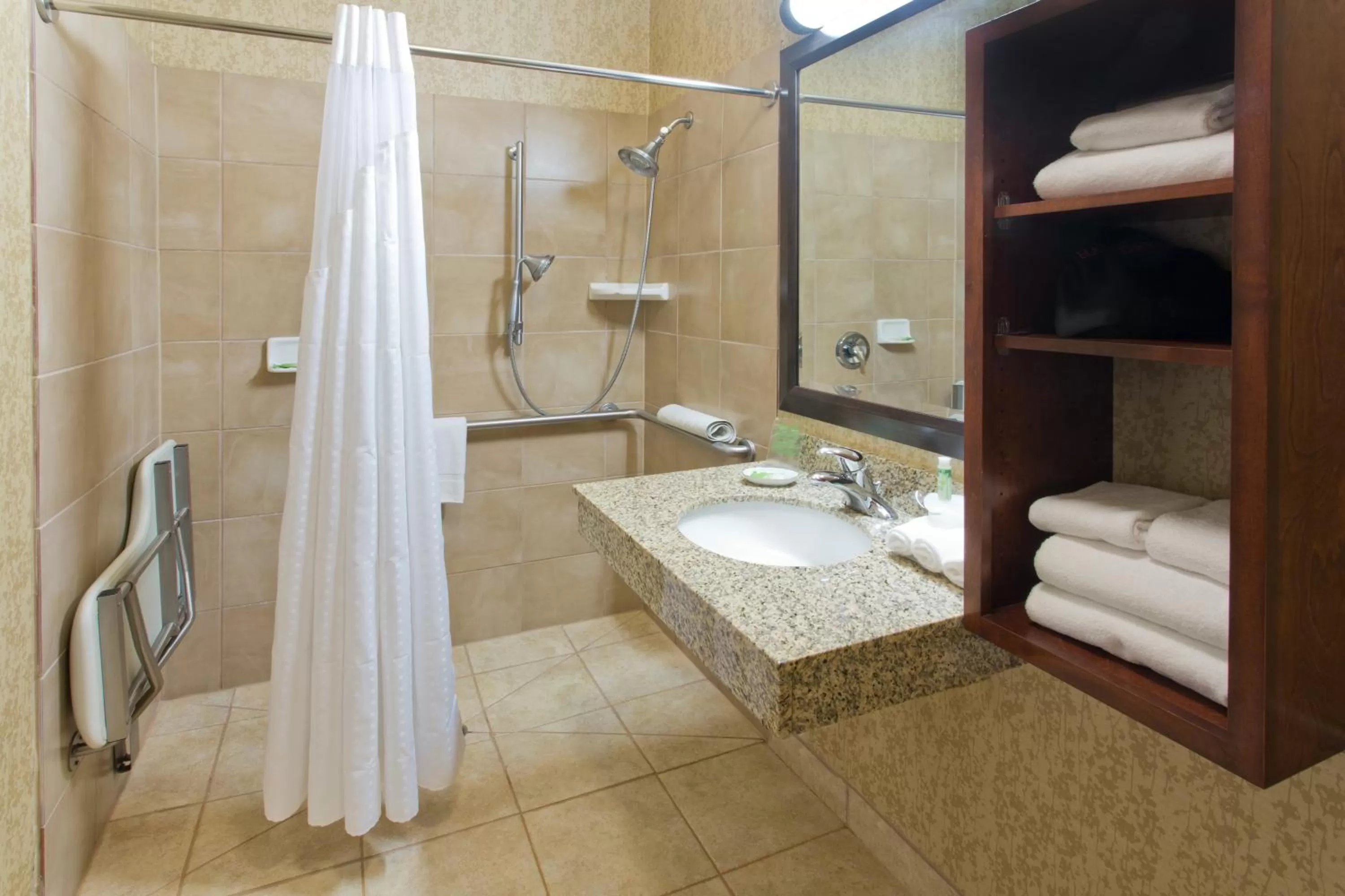 King Room - Hearing Accessible - Roll-in Shower/Non-Smoking in Holiday Inn Express Hotel & Suites Astoria, an IHG Hotel