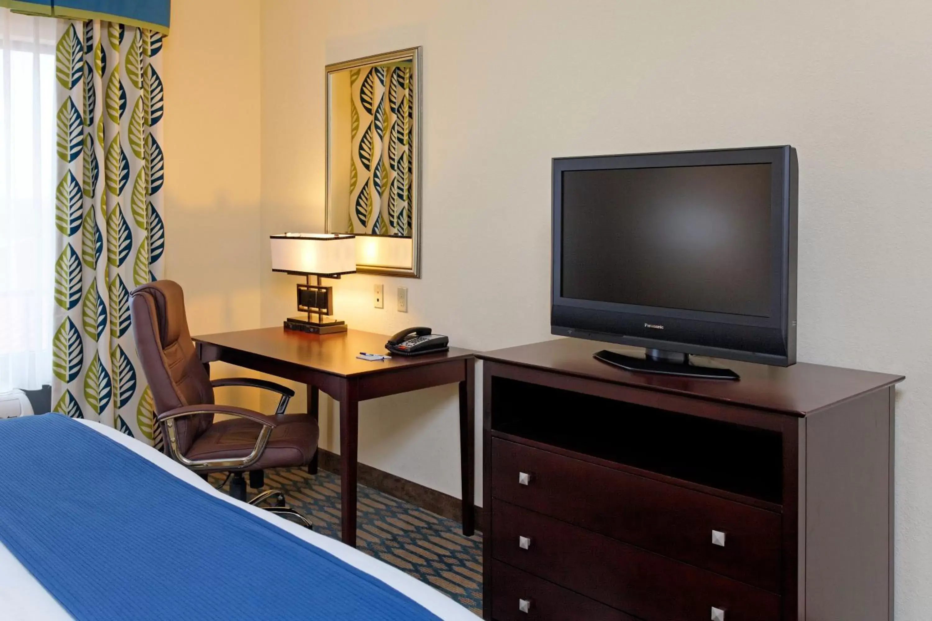 Photo of the whole room, TV/Entertainment Center in Holiday Inn Express - Andalusia, an IHG Hotel