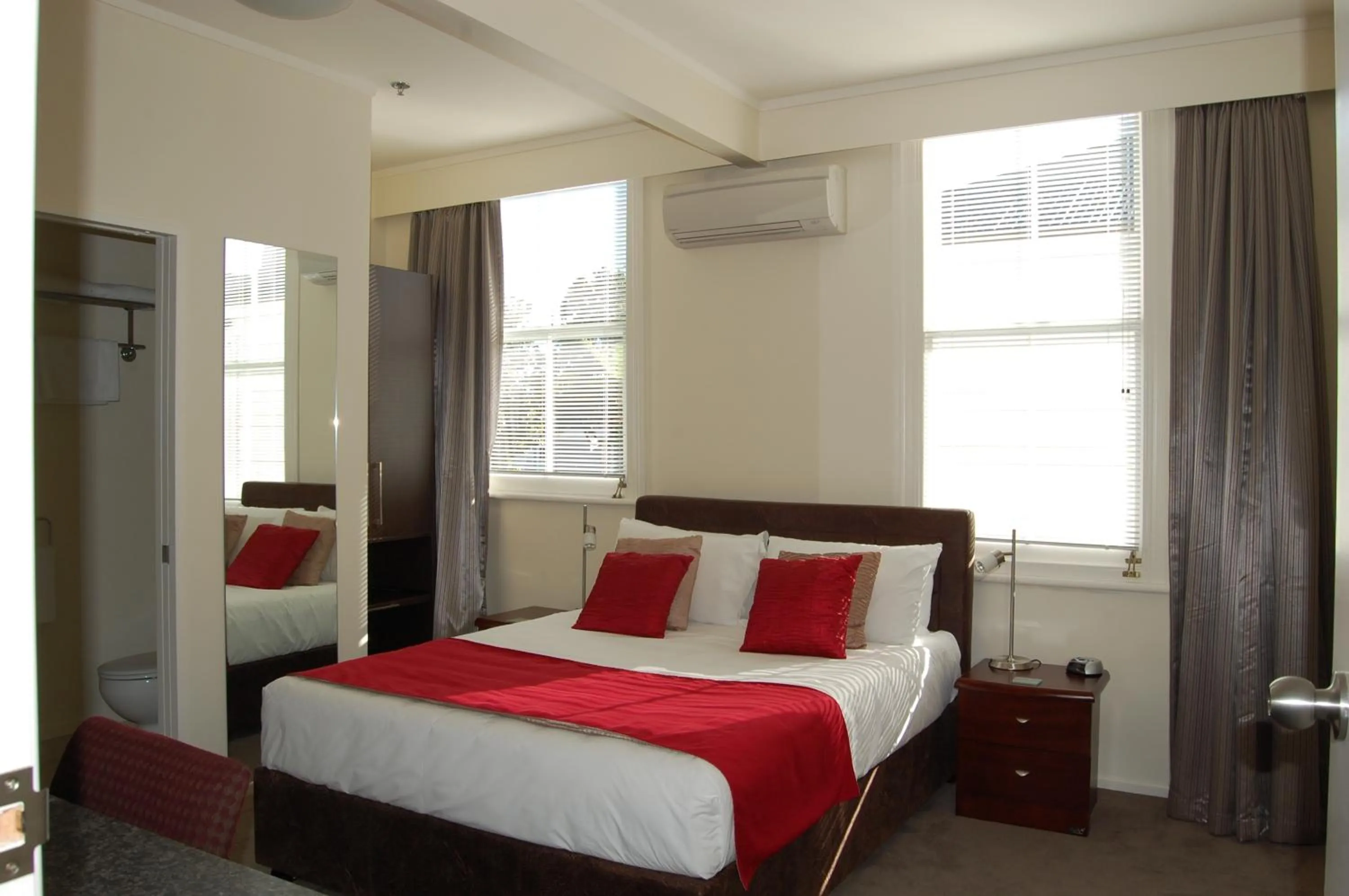 Bed in At Eden Park Motel