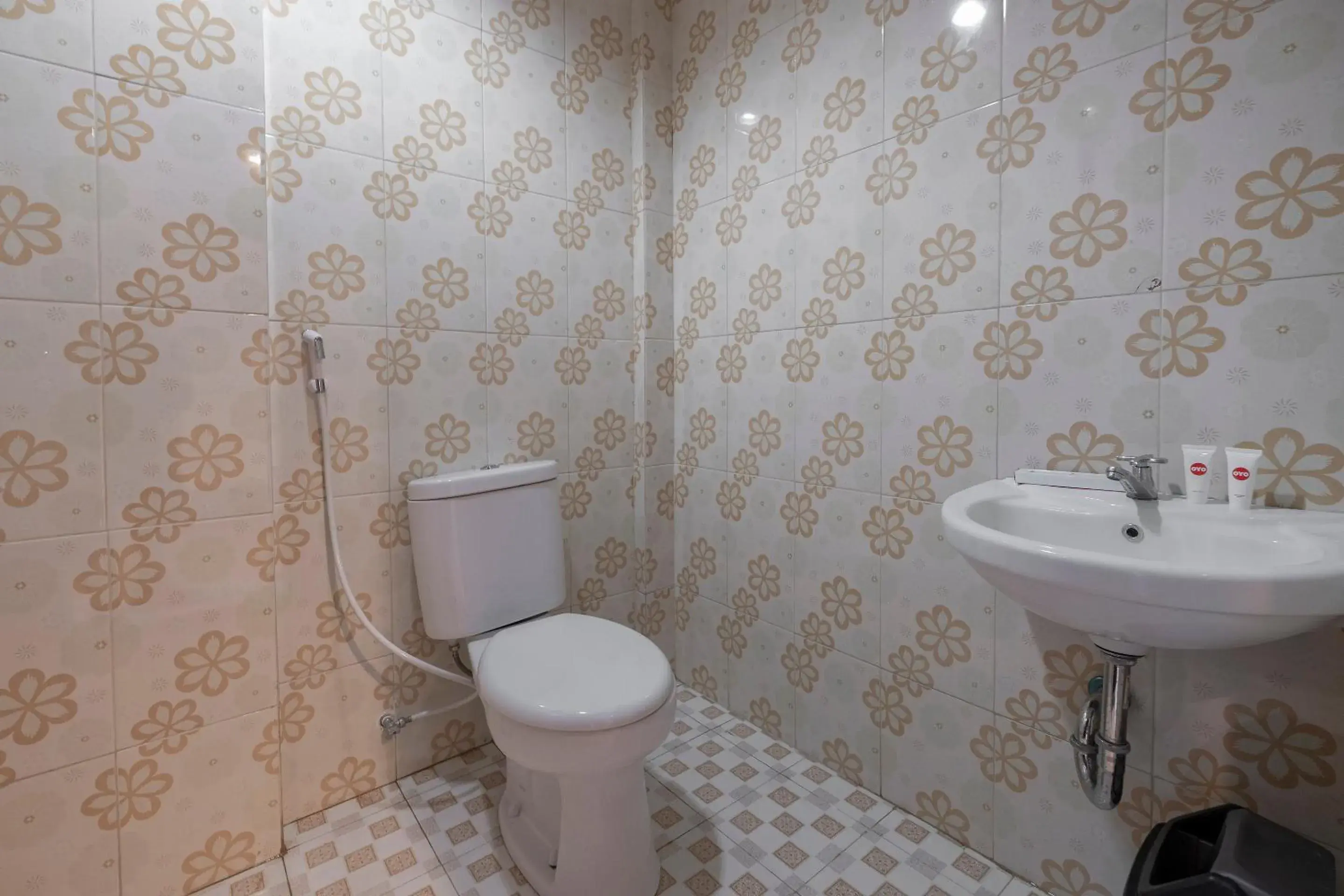 Bathroom in SUPER OYO 1633 Hotel Darma Nusantara 3