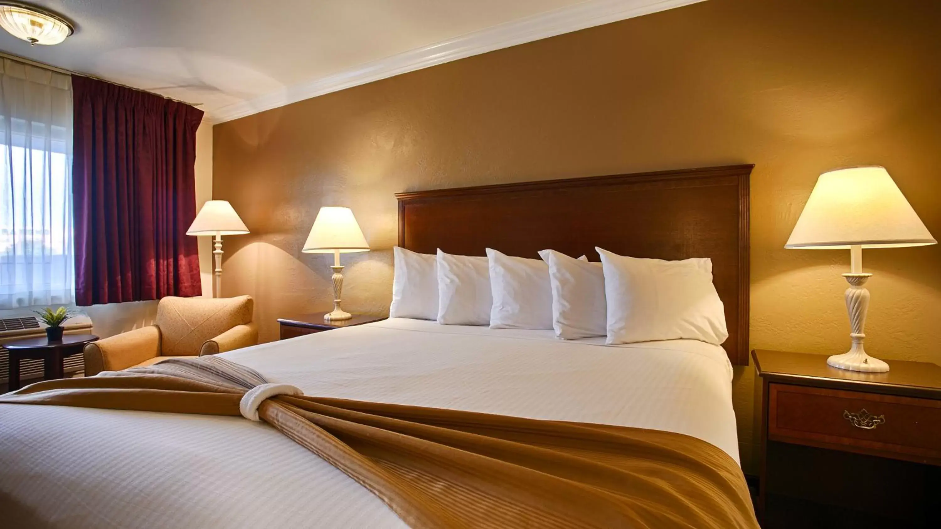 Bed in Days Inn & Suites by Wyndham Lodi