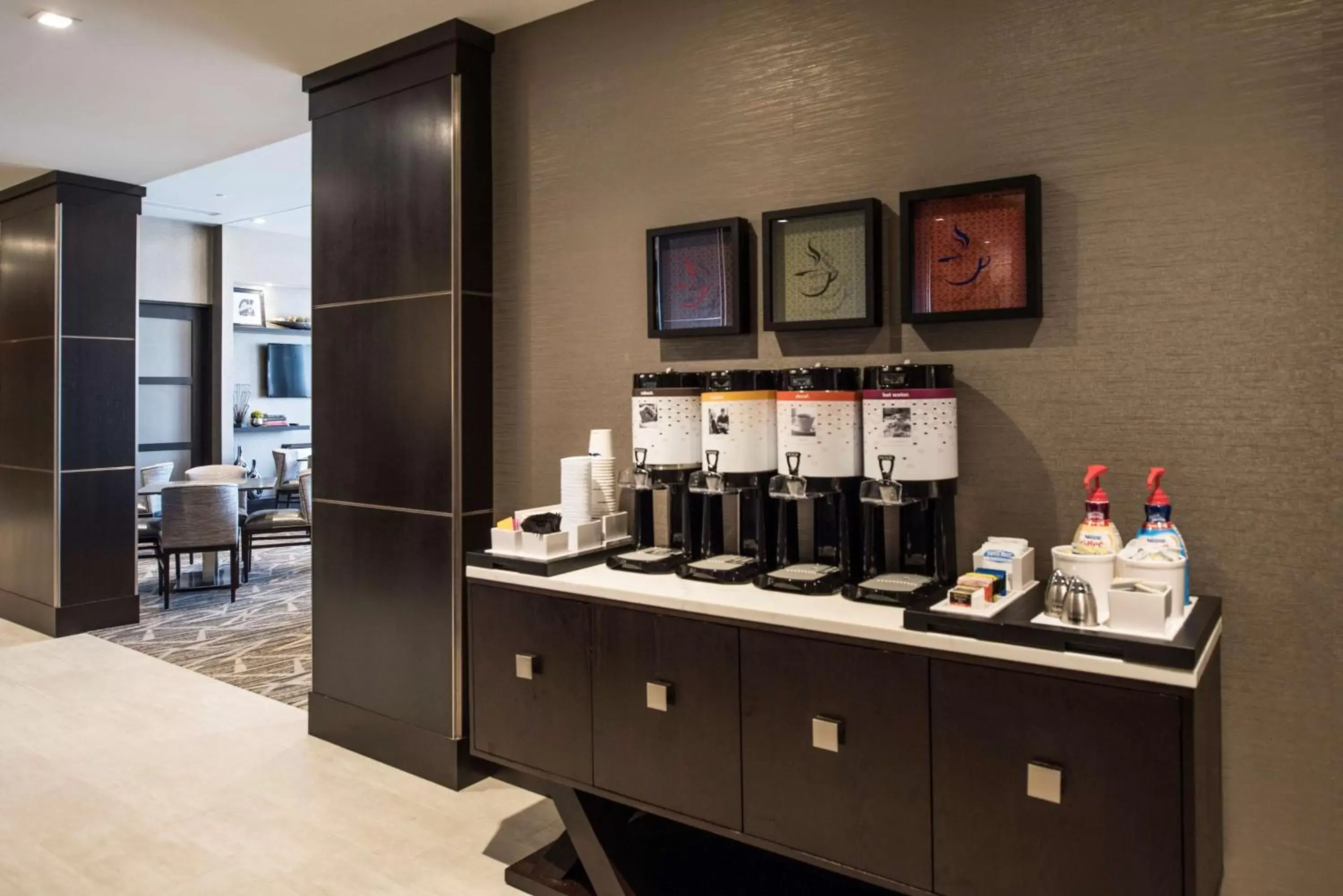 Dining area, Bed in Hampton Inn & Suites Bridgewater, NJ Dining area, Bed in Hampton Inn & Suites Bridgewater, NJ