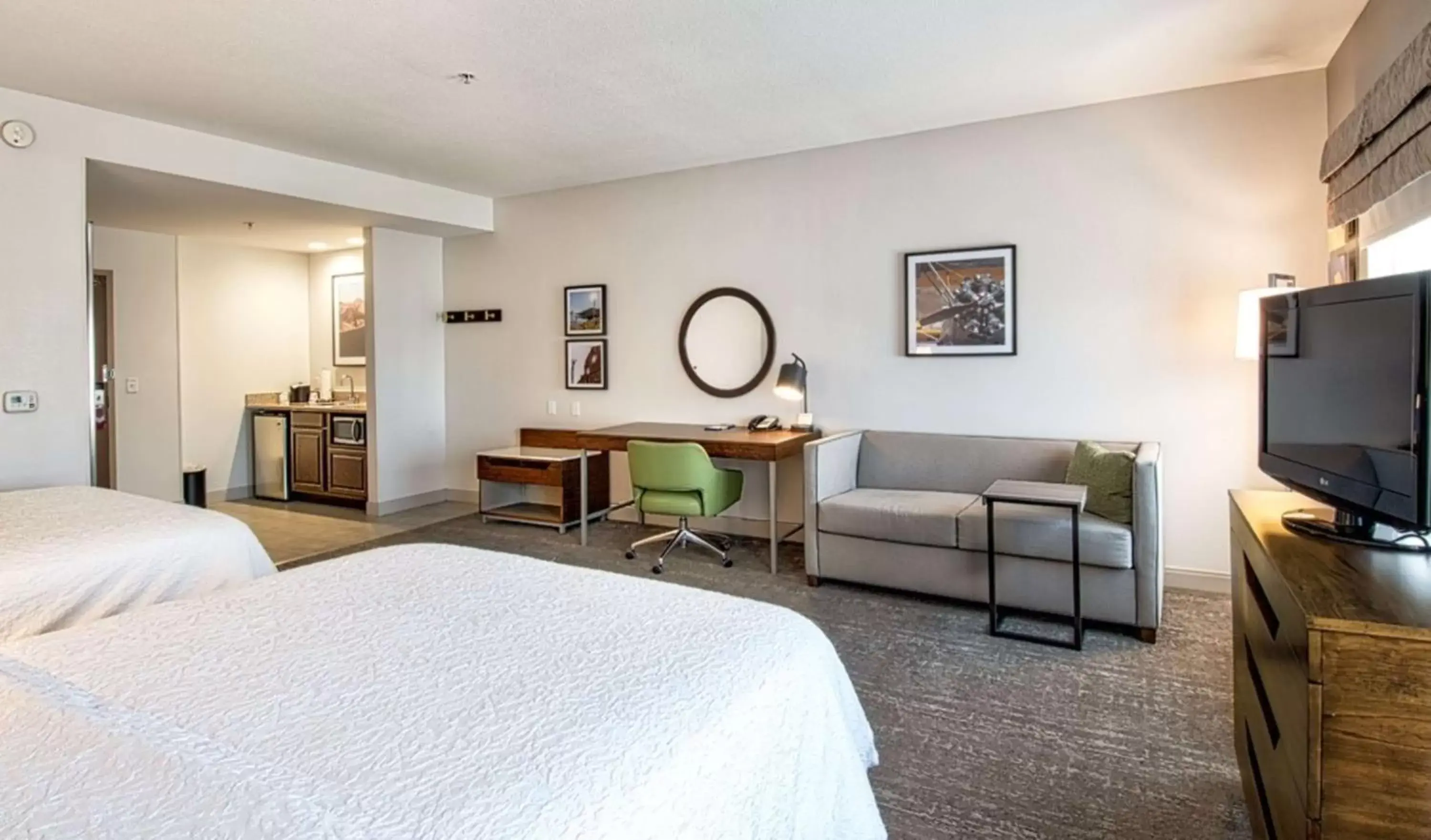 Bed in Hampton Inn & Suites Hemet