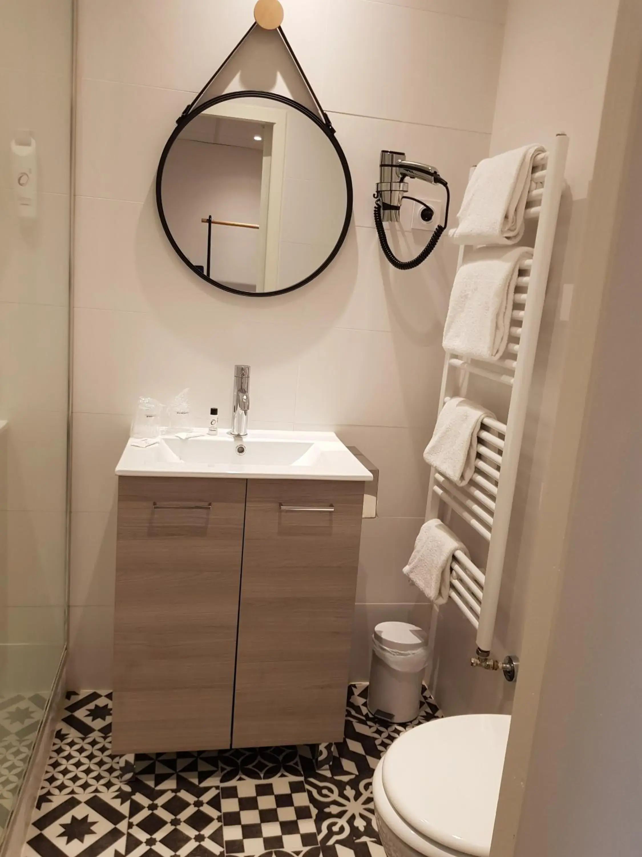 Toilet, Bathroom in The Originals Boutique, Grand Hotel Saint-Pierre, Aurillac (Qualys-Hotel)