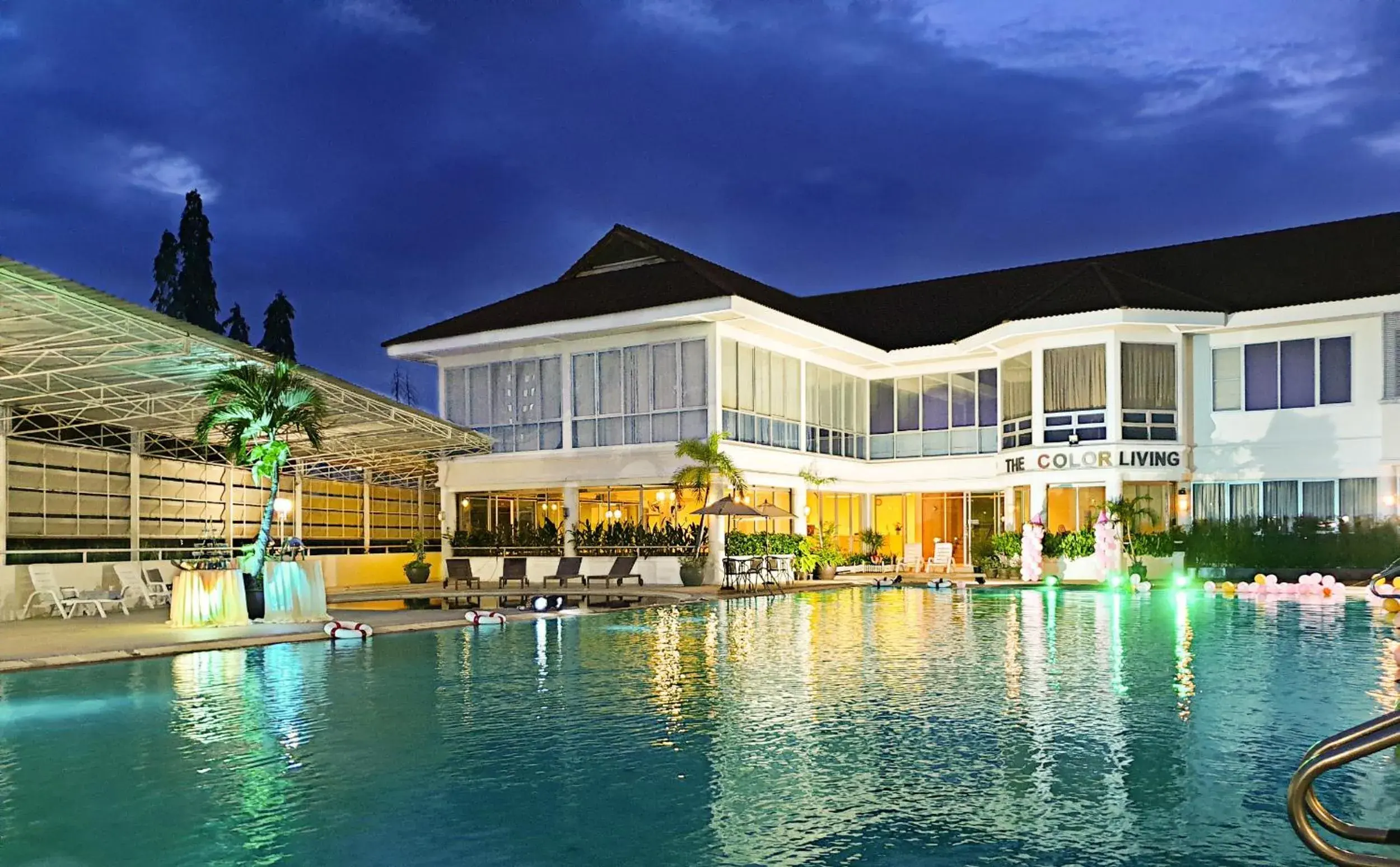 Swimming pool in The Color Living Hotel