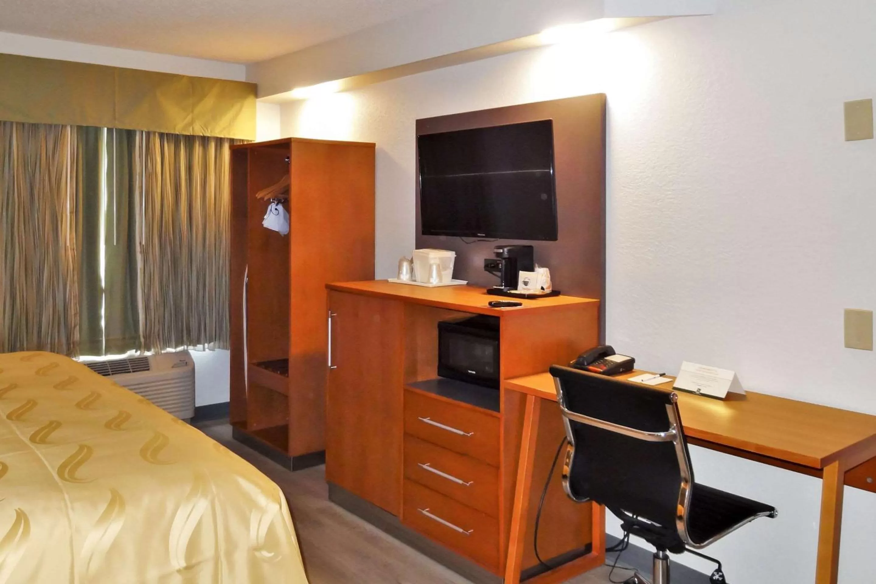 Queen Room Disability Access- Non Smoking in Quality Inn & Suites Raleigh North Raleigh