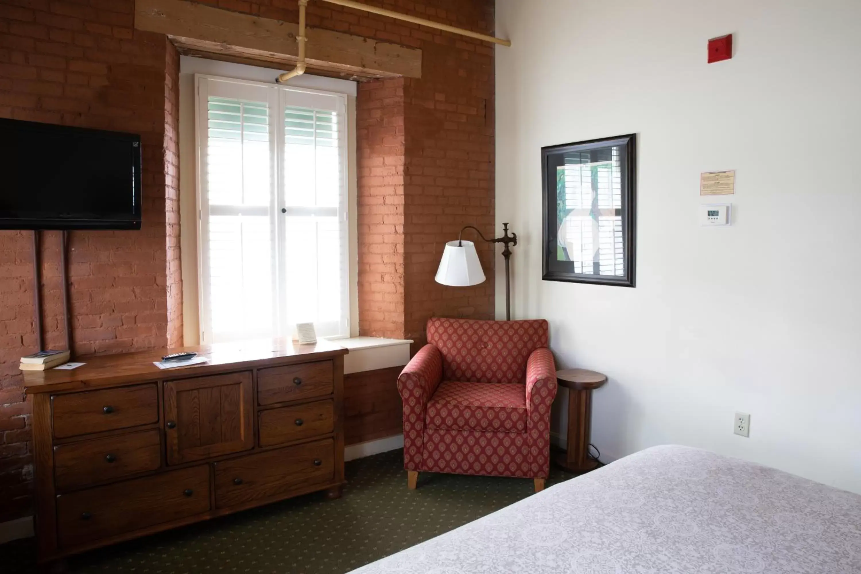 Bedroom, Seating Area in The Common Man Inn & Restaurant