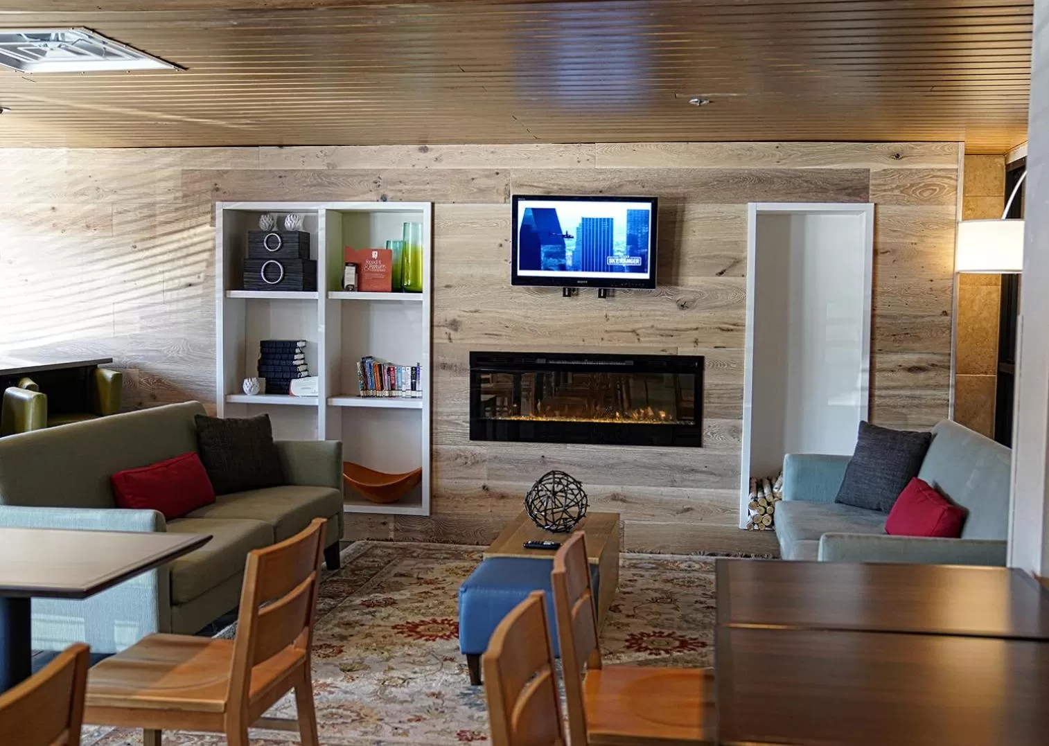 Communal lounge/ TV room, Seating Area in Country Inn & Suites by Radisson, Grand Prairie-DFW-Arlington, TX