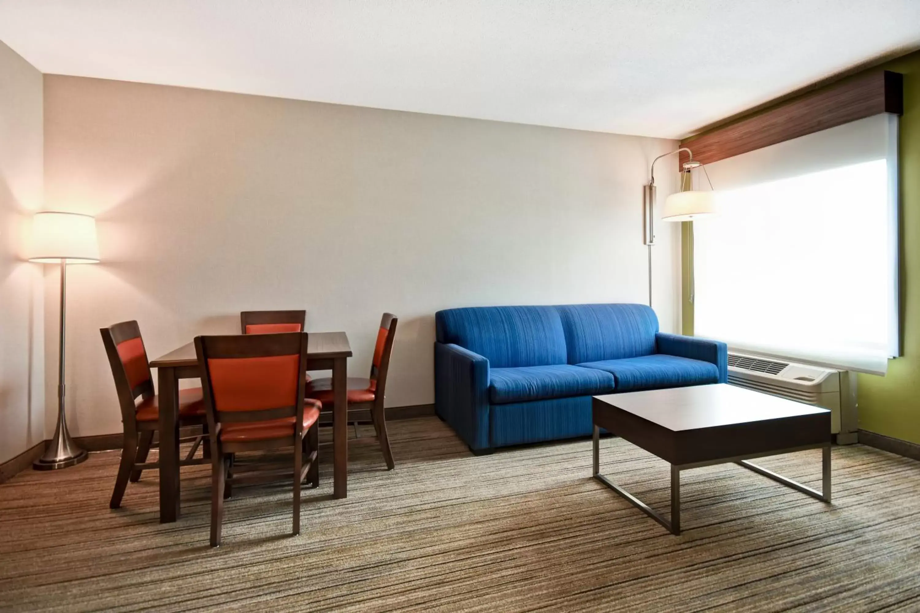 Photo of the whole room, Seating Area in Holiday Inn Express Newport North - Middletown, an IHG Hotel