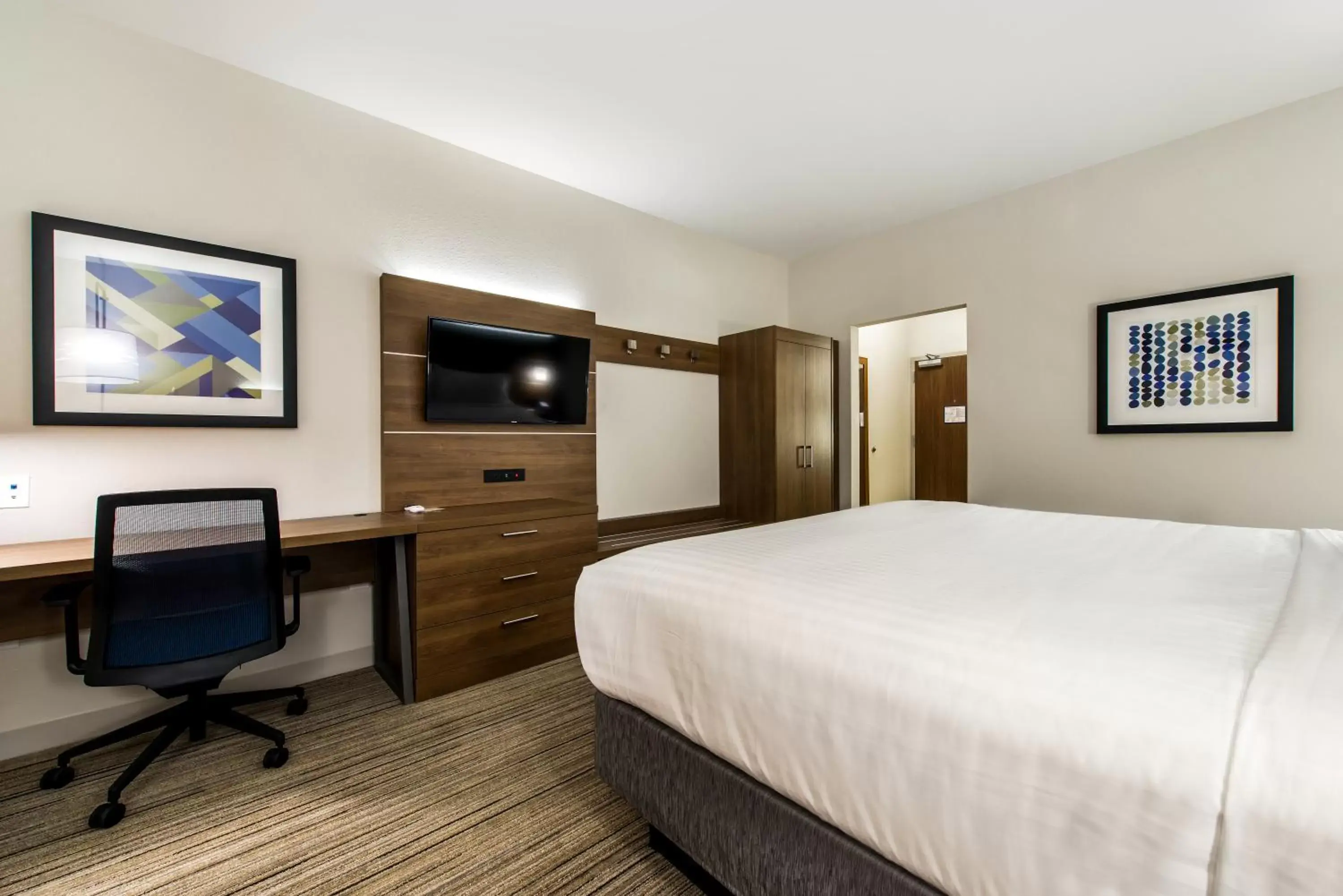 Bed in Holiday Inn Express & Suites - Carrollton West, an IHG Hotel