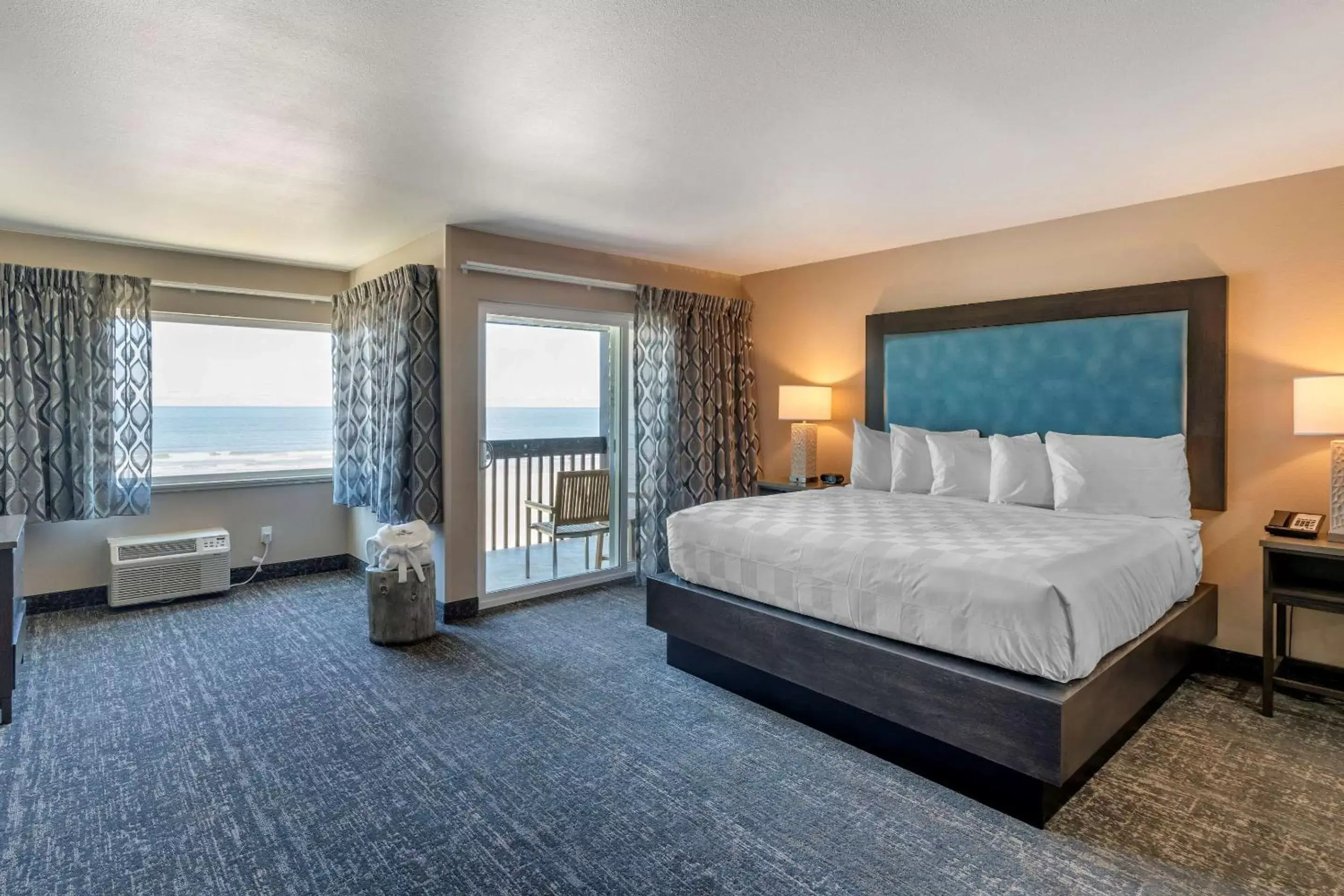 Photo of the whole room, Bed in Lincoln Sands Oceanfront Resort, Ascend Hotel Collection