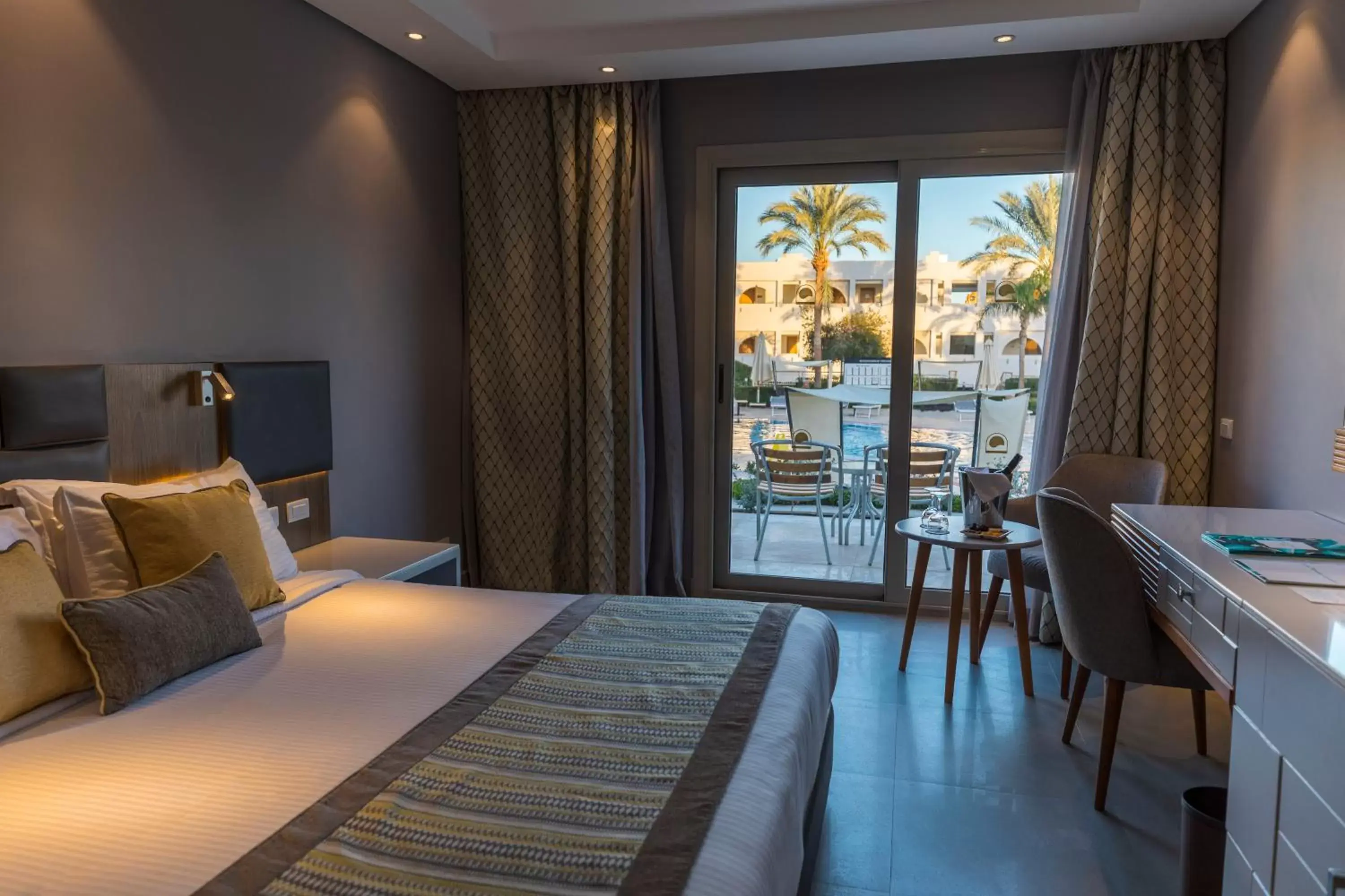 Balcony/Terrace, Bed in Sunrise Diamond Beach Resort -Grand Select
