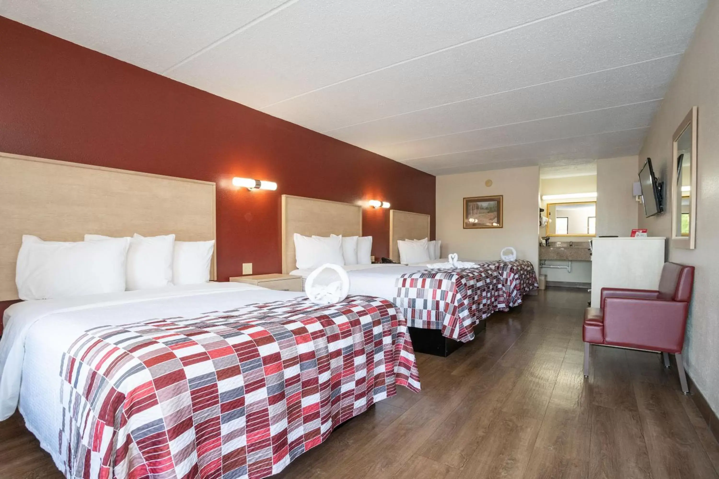 Deluxe Room with Three Queen Beds Non-Smoking in Red Roof Inn & Suites Pigeon Forge Parkway Deluxe Room with Three Queen Beds Non-Smoking in Red Roof Inn & Suites Pigeon Forge Parkway