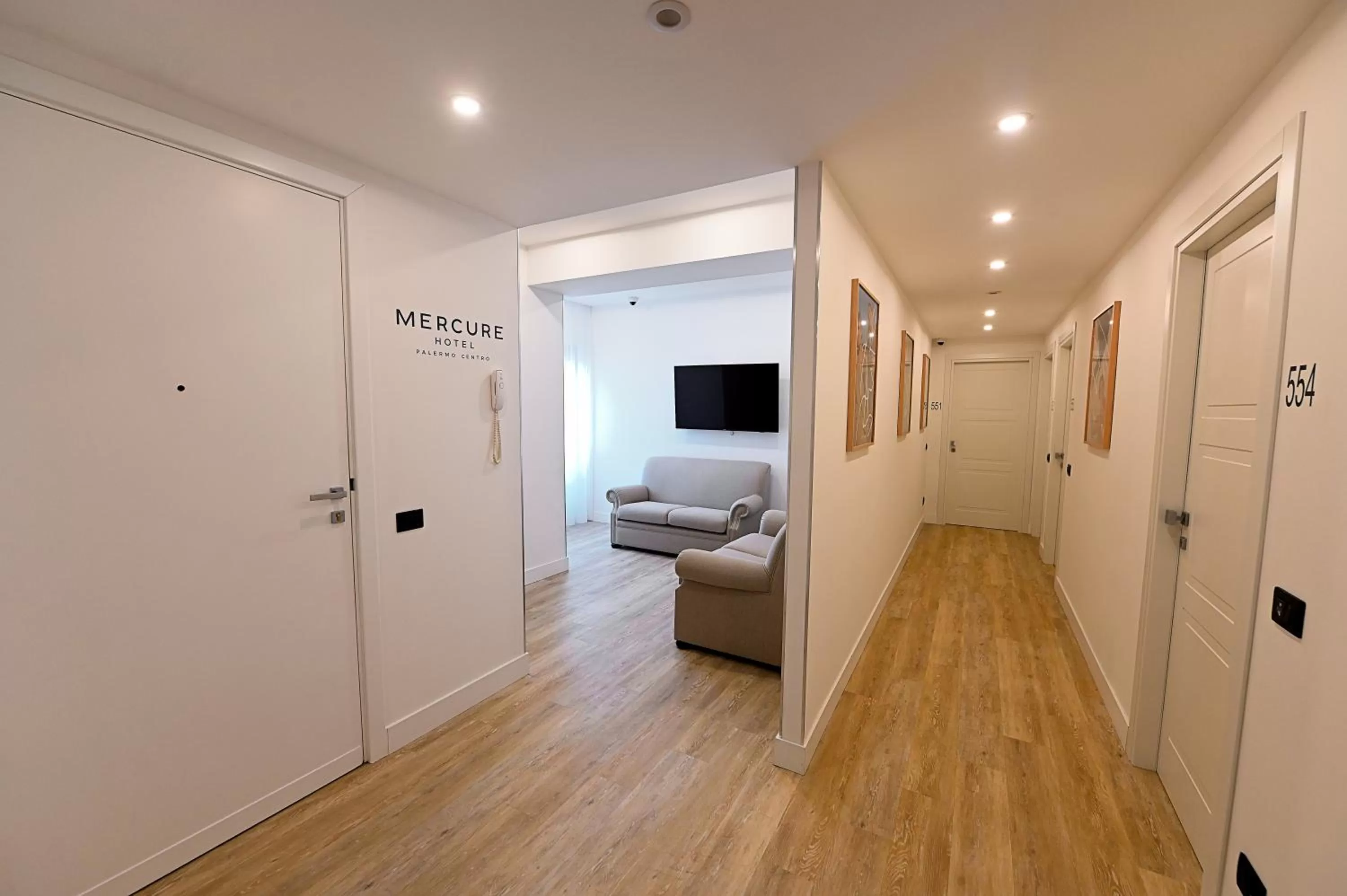 Seating area, Bed in Mercure Palermo Centro